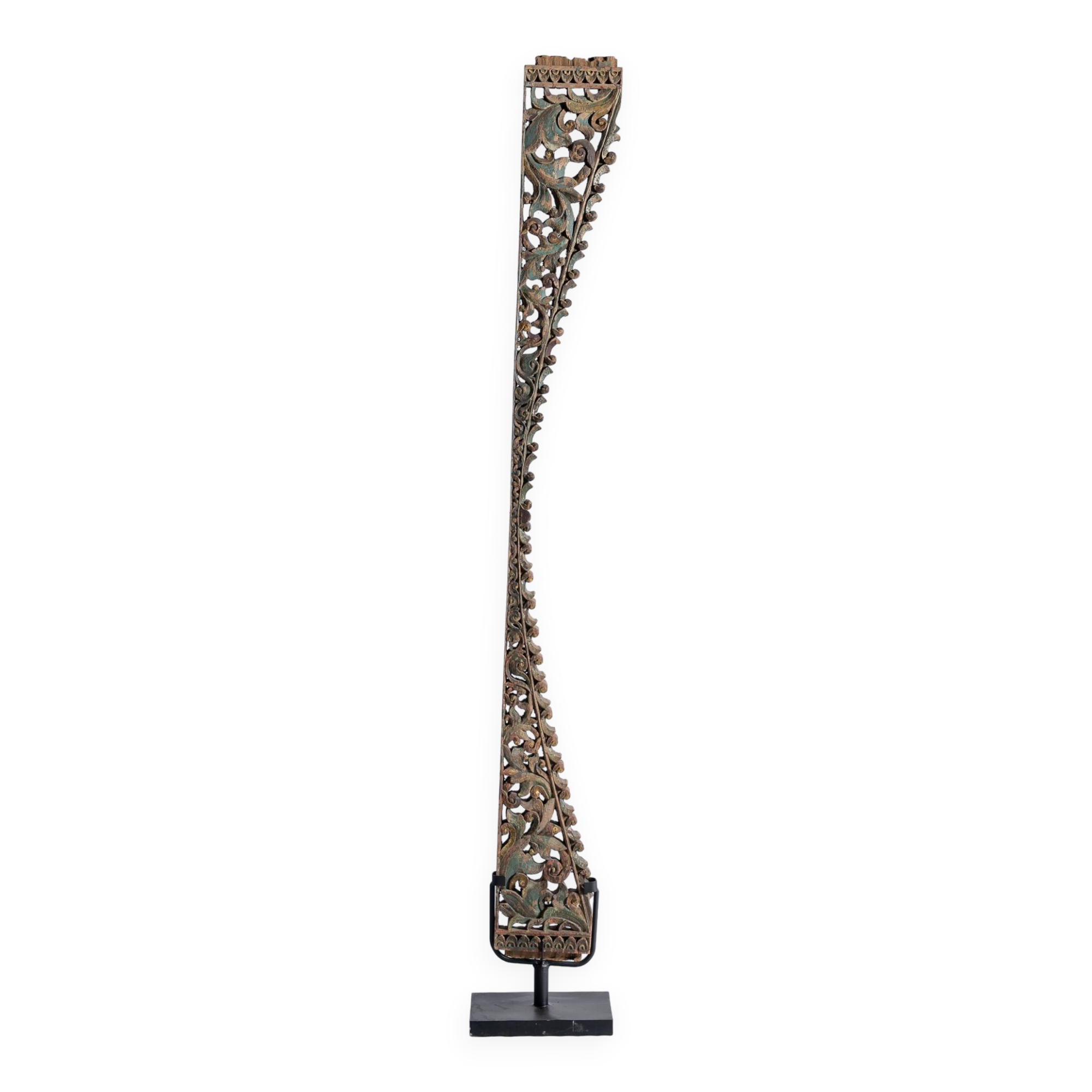 Indonesian construction element in carved wood with intertwined plant motifs mounted on a base (fri