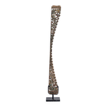 Elément de construction indonésienne en bois sculpté motifs végétaux entrelacés monté sur socle