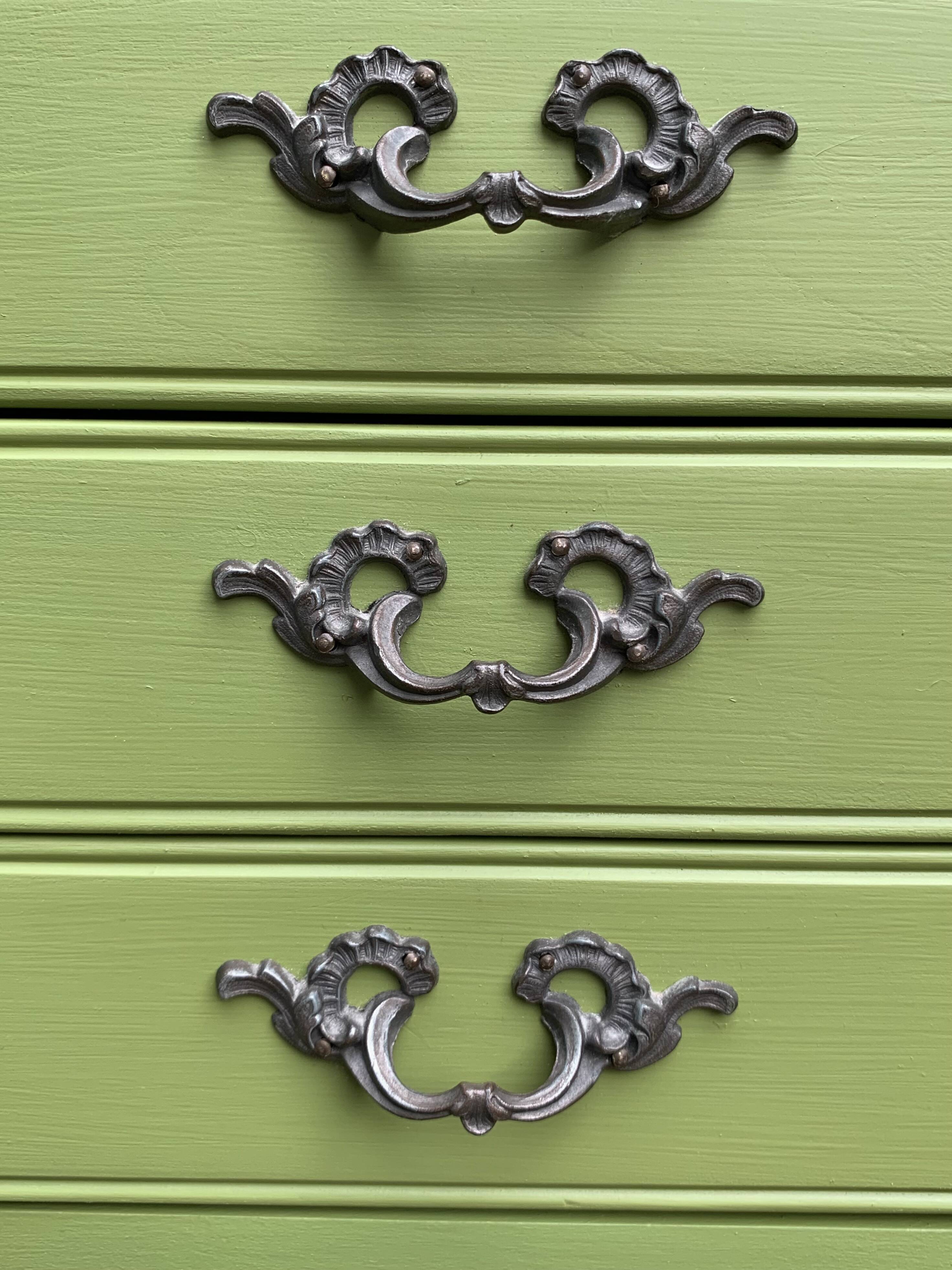 Paire de chevets kaki de style Louis XV