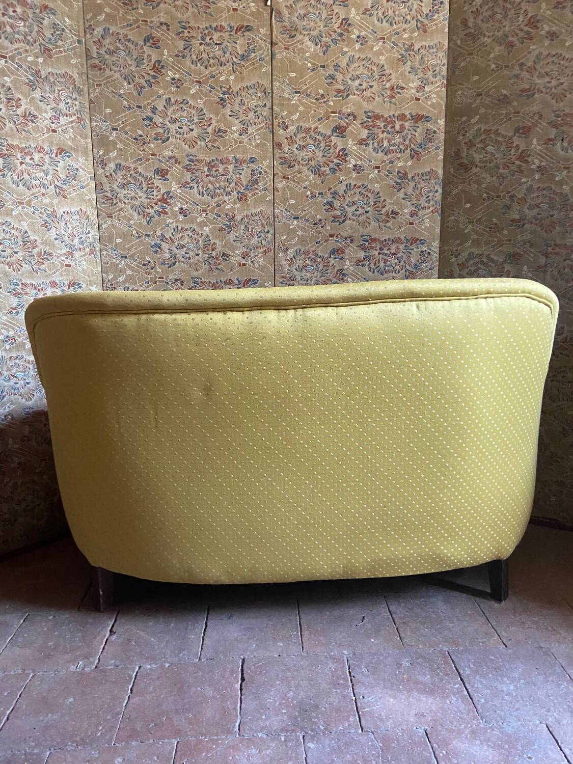 Small padded toad bench