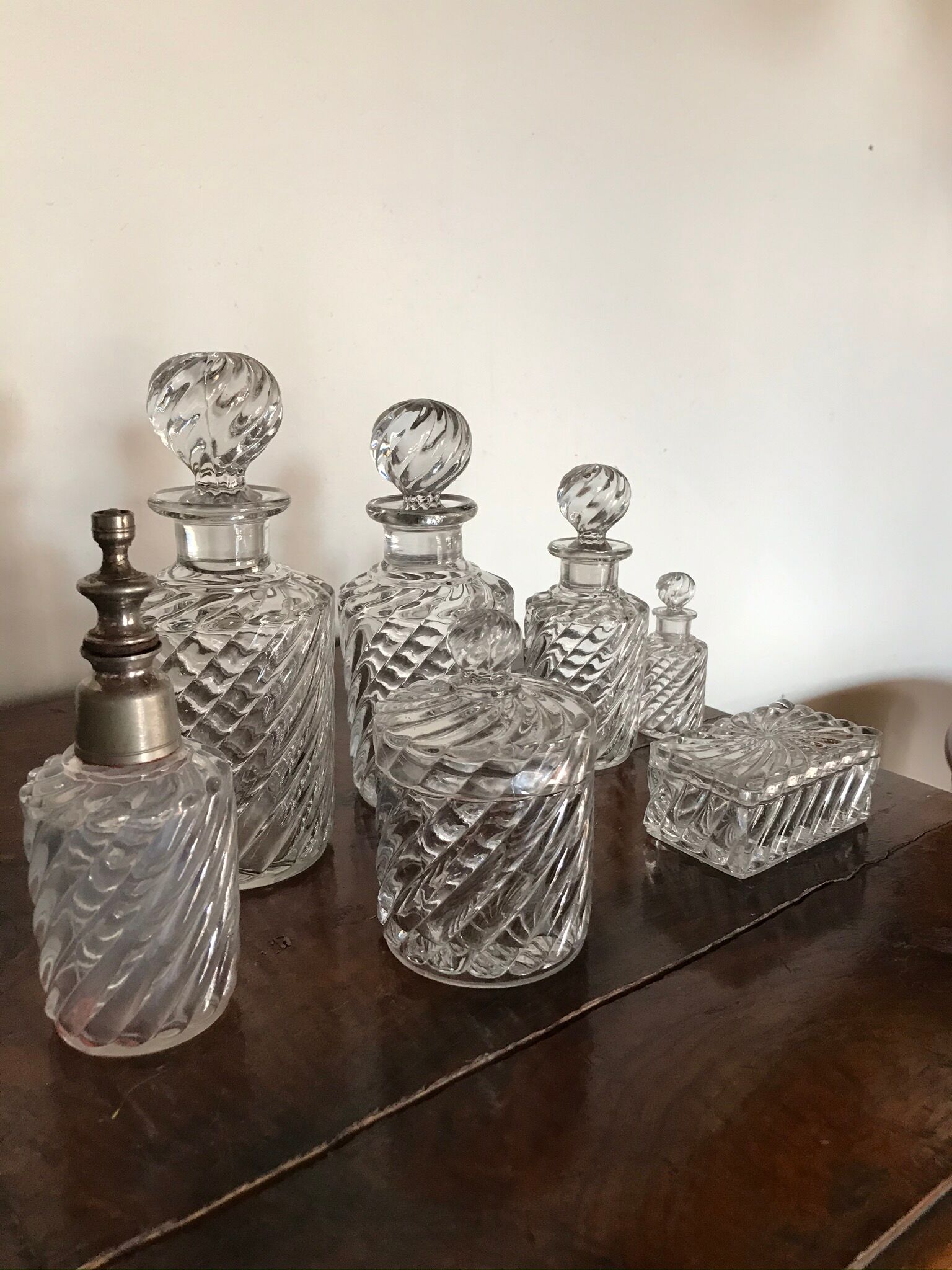 Baccarat toilet set