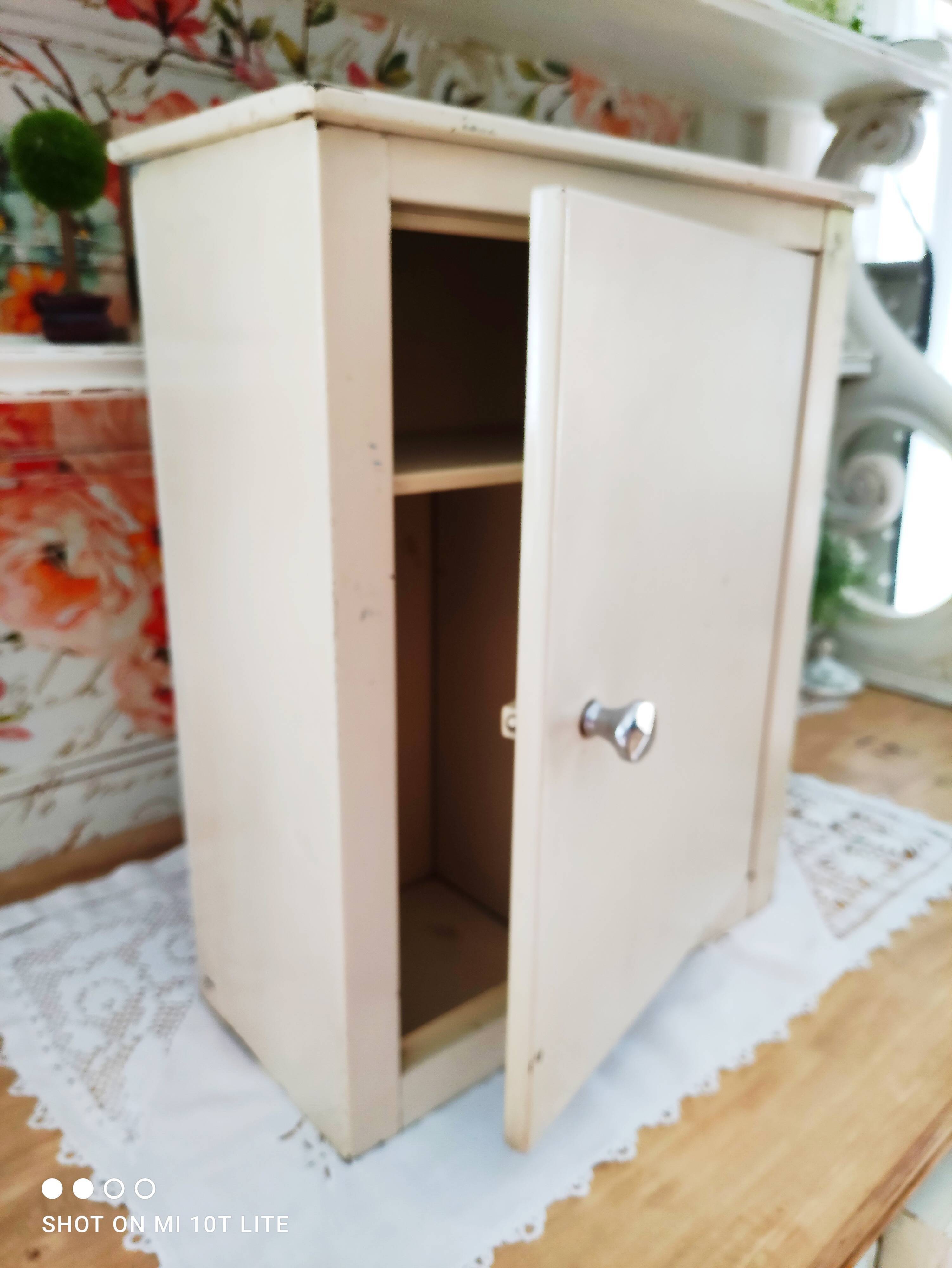 Armoire à pharmacie vintage années 50 en métal beige patiné