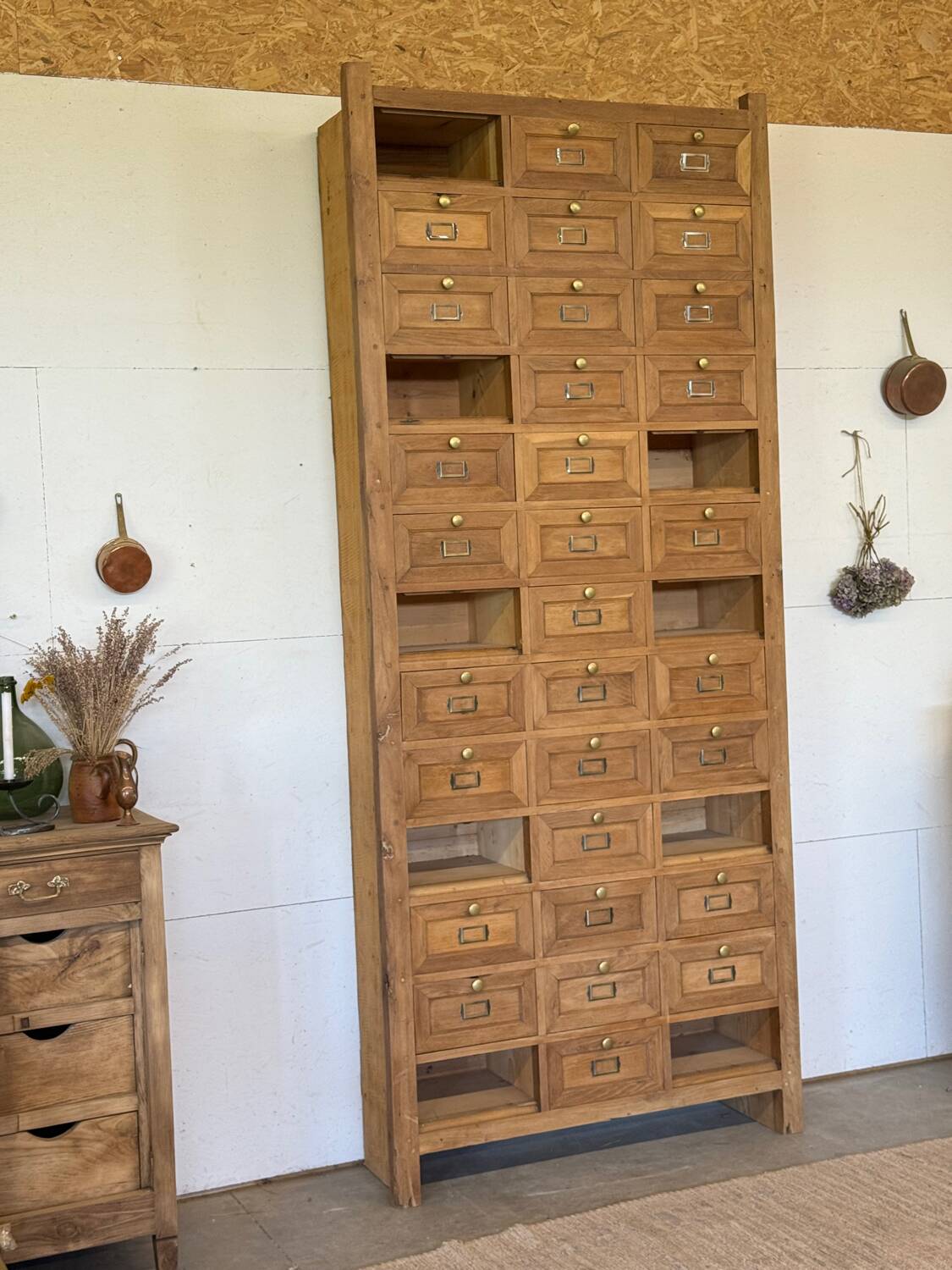 Notary cabinet with drawers
