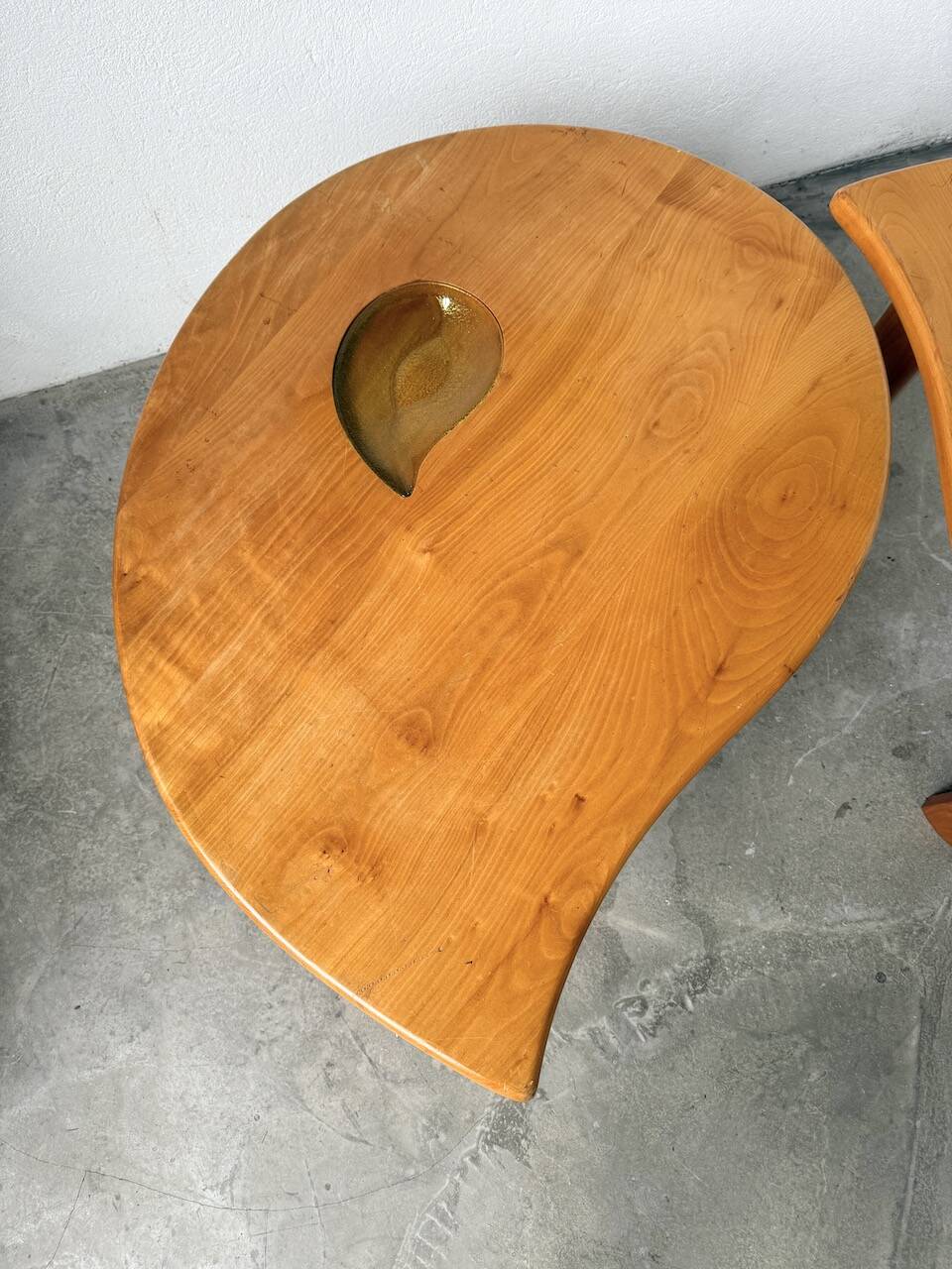 Tables basses en orme formant une goutte