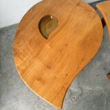 Tables basses en orme formant une goutte
