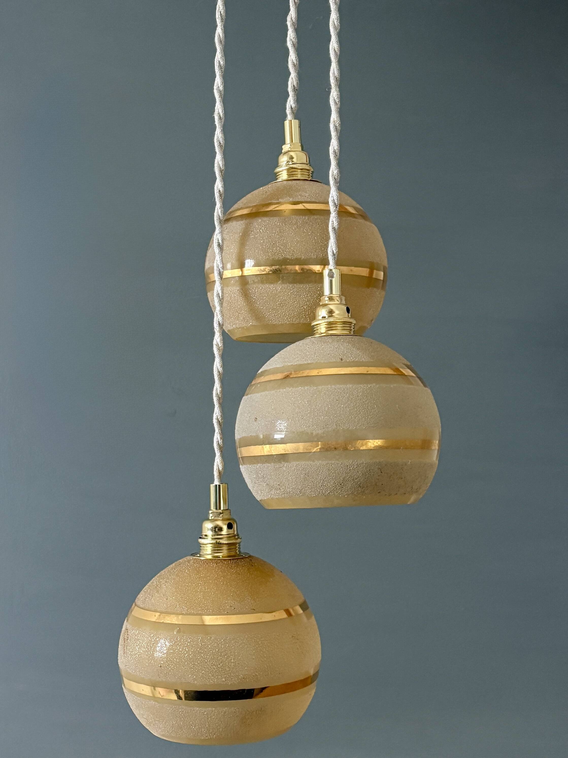 Suspension triple vintage glass globes in frosted yellow and gold.