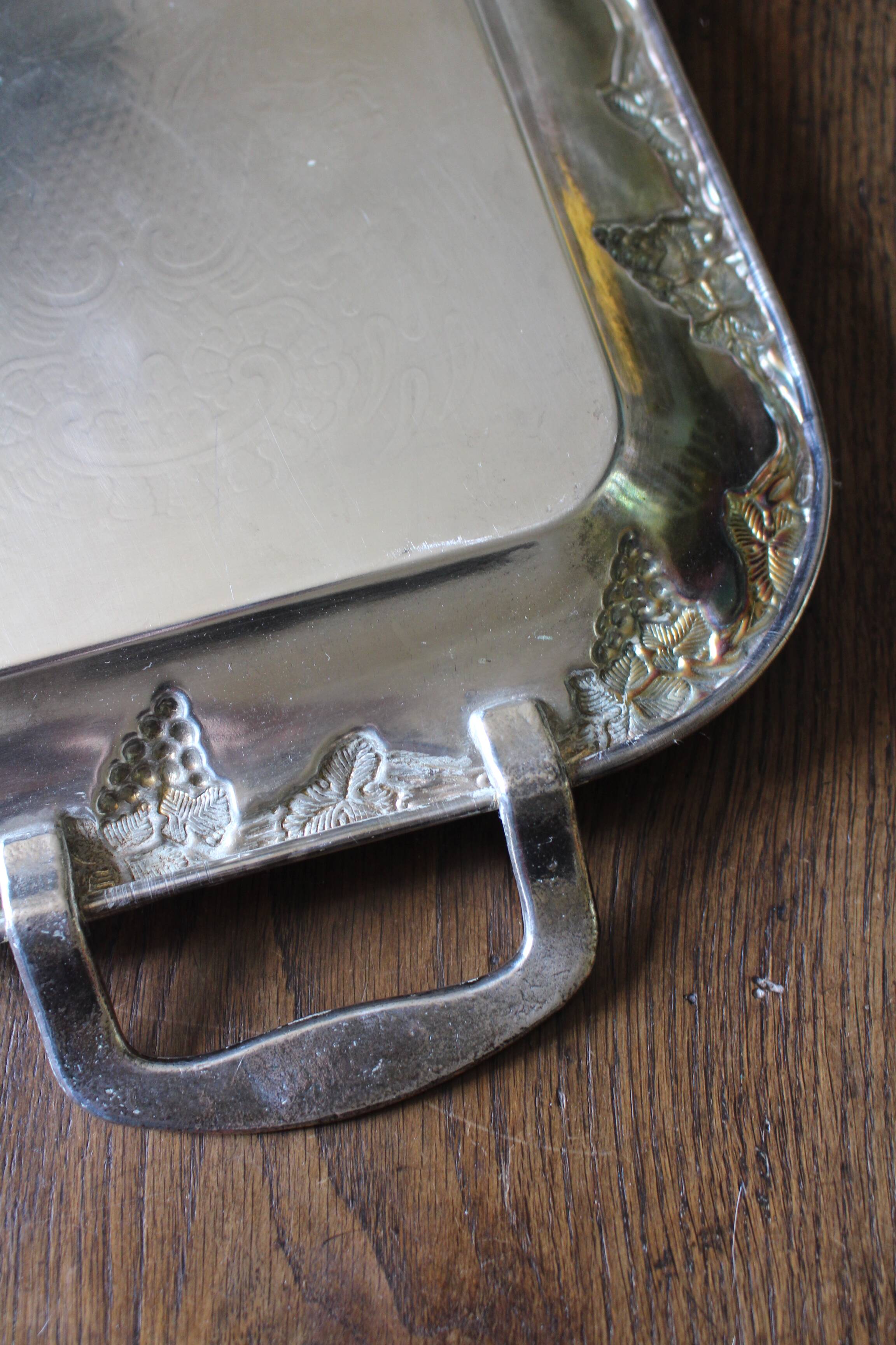 Rectangular metal serving tray with two handles Raisins