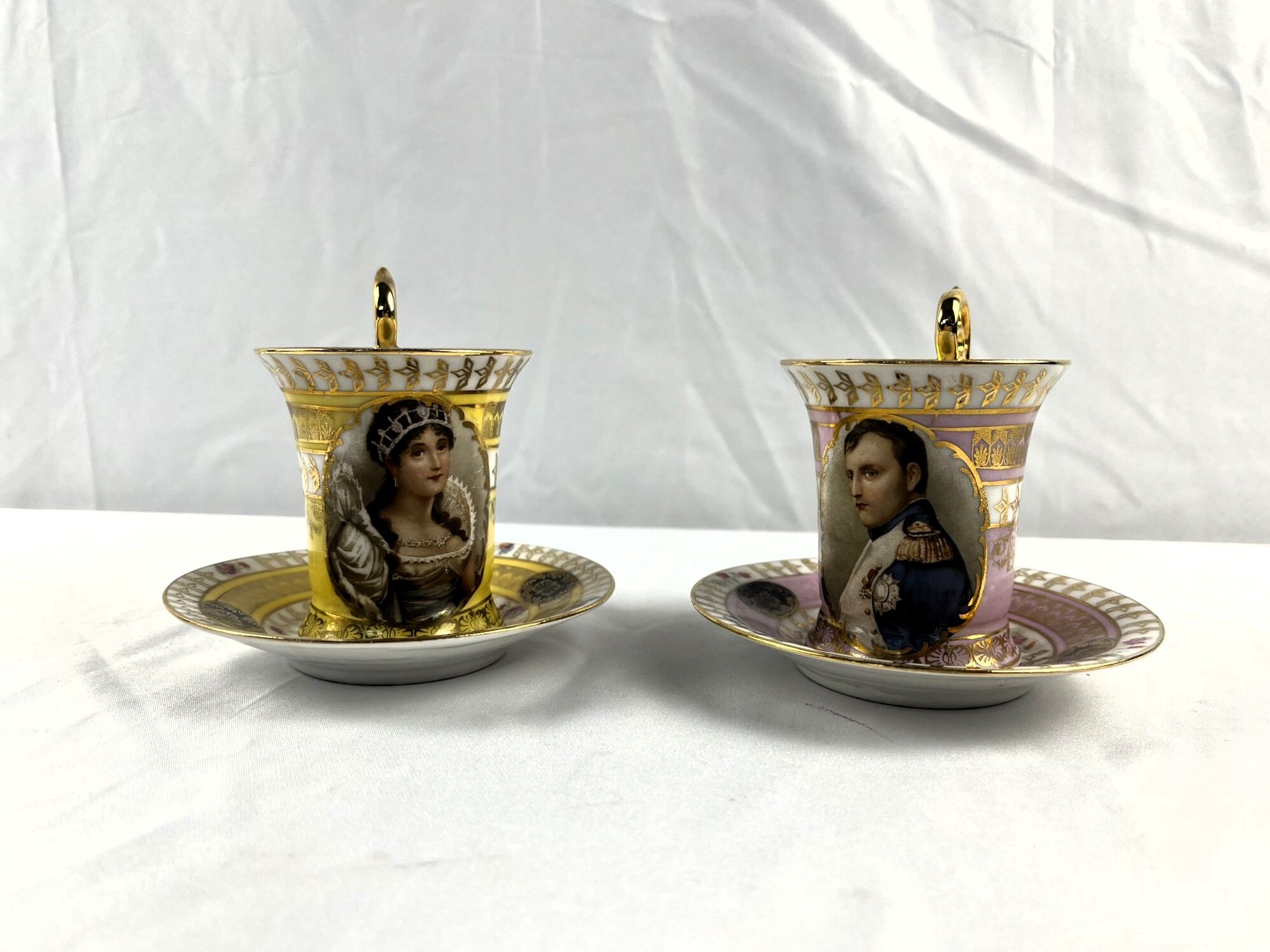 Tasses à café Napoléon en porcelaine début XXème