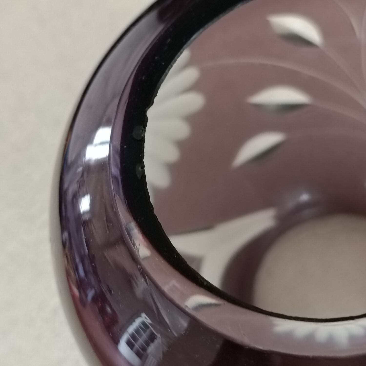 Vase olive en verre taillé