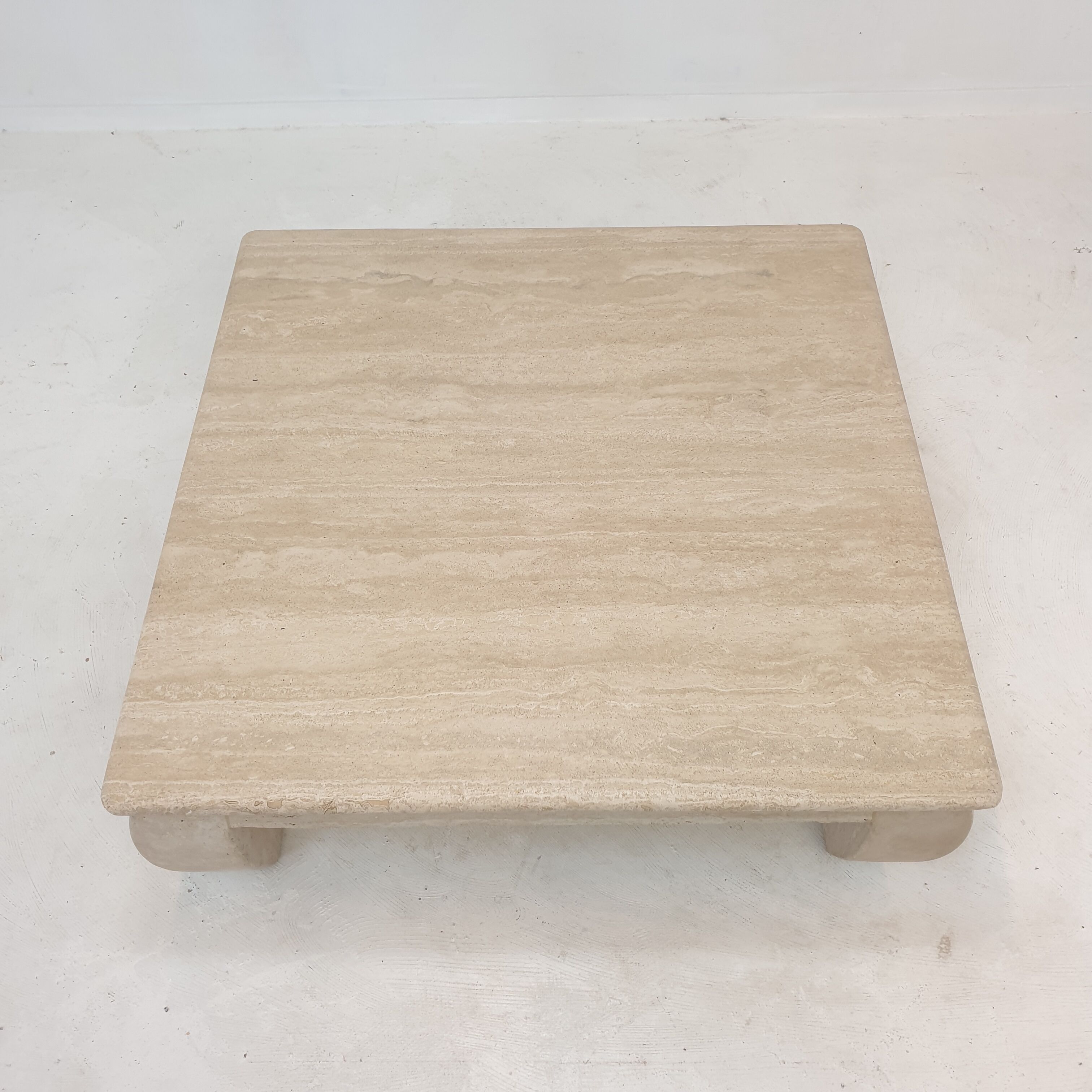 Table basse en travertin italien "Opium", années 1980.