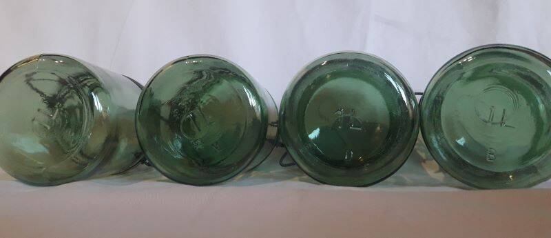 4 identical 1l green solidex jars