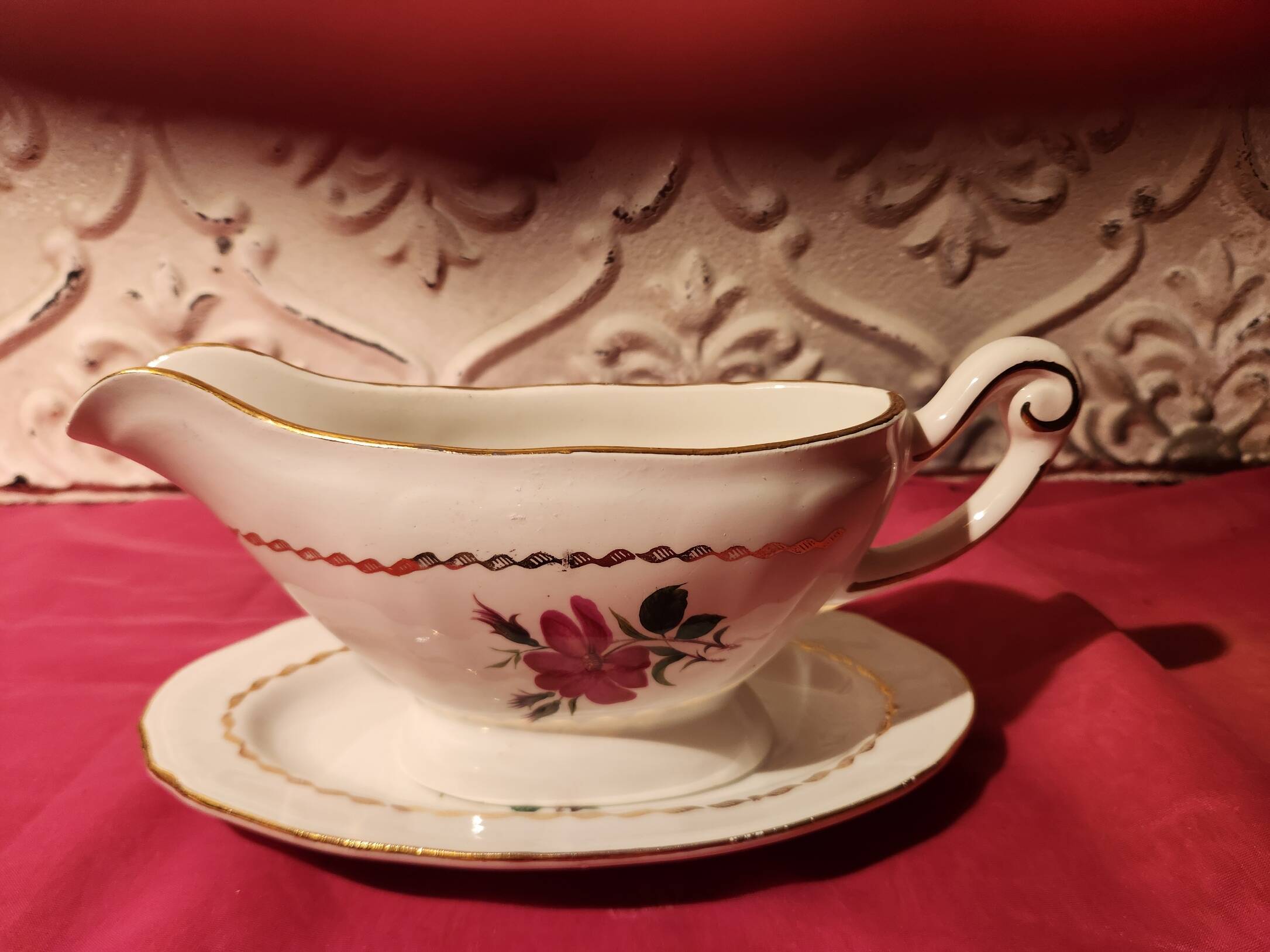 Sauce boat and small oval dish the Amandinoise