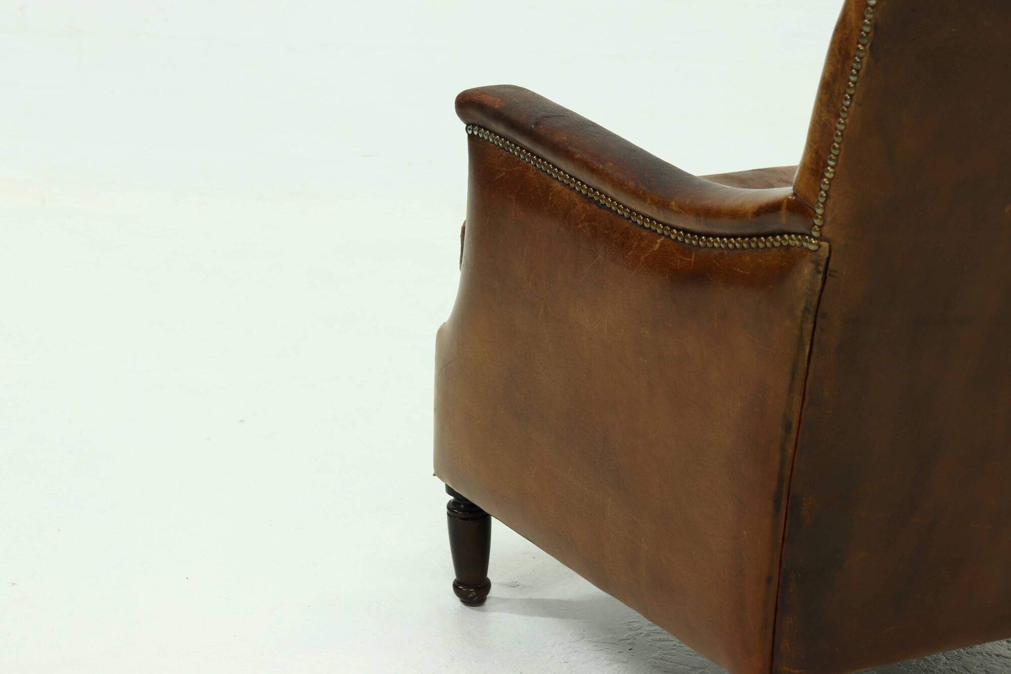 Fauteuil en cuir de mouton patiné années 1950