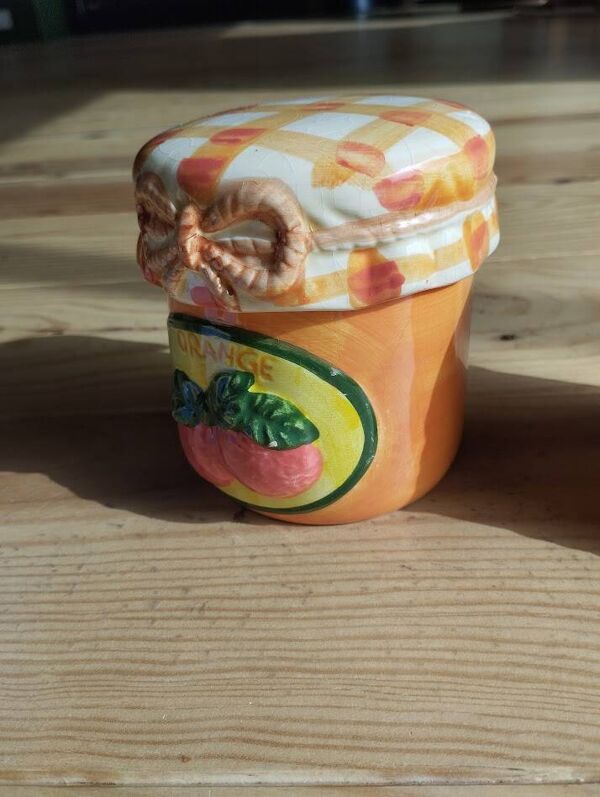 Ensemble cuisine rétro en céramique barbotine