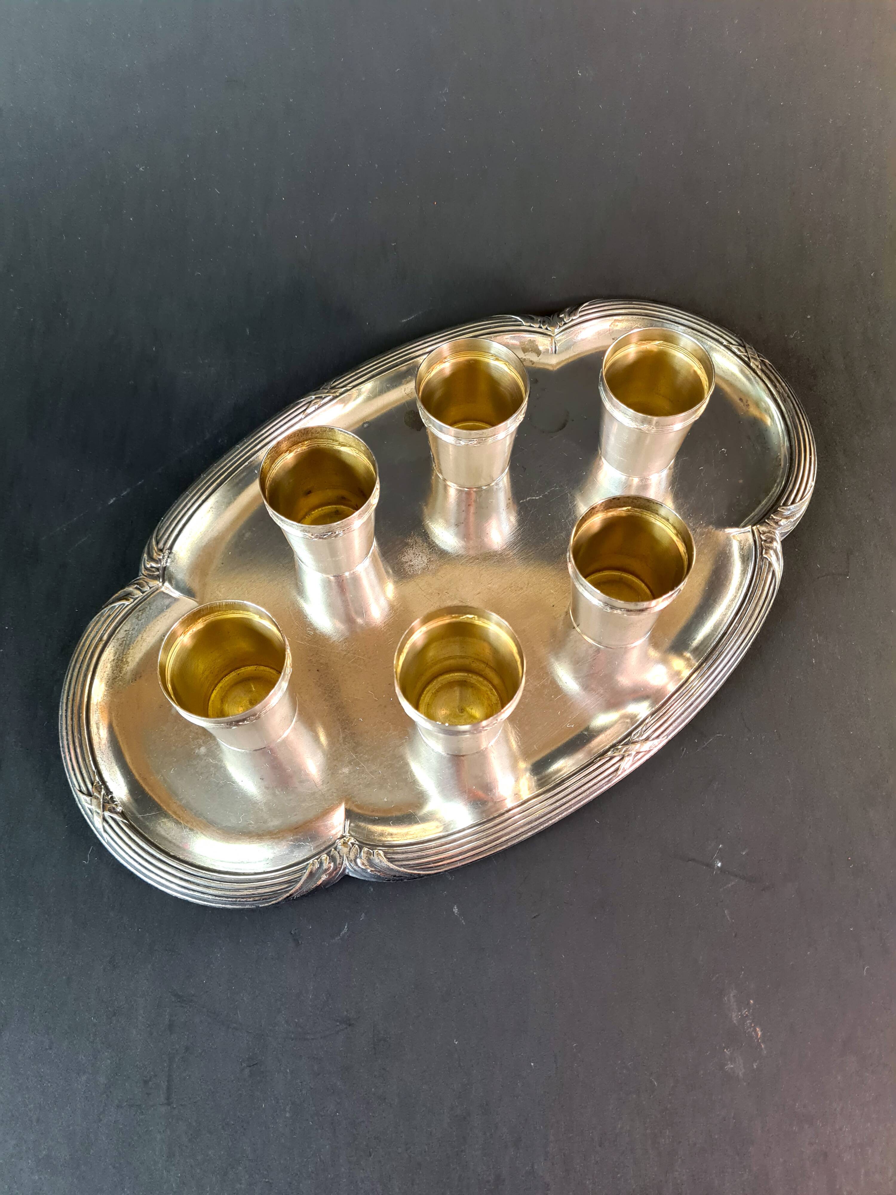 Élégance à l’ancienne : Service à vodka en métal argenté