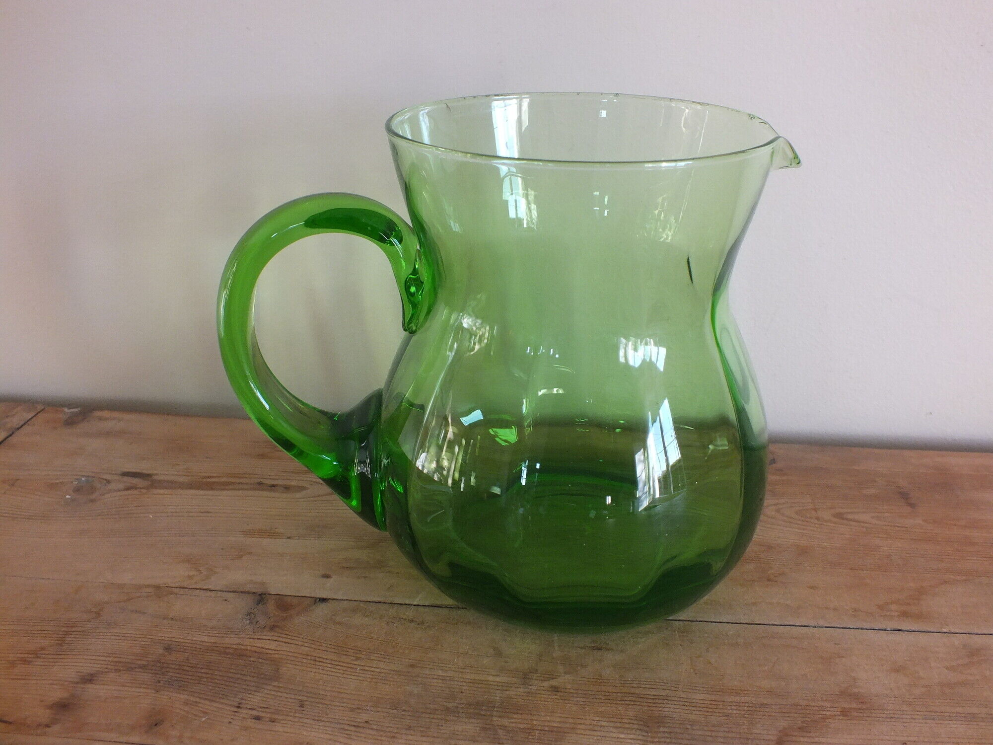 Pichet ou broc à eau en verre ouraline couleur vert ancien
