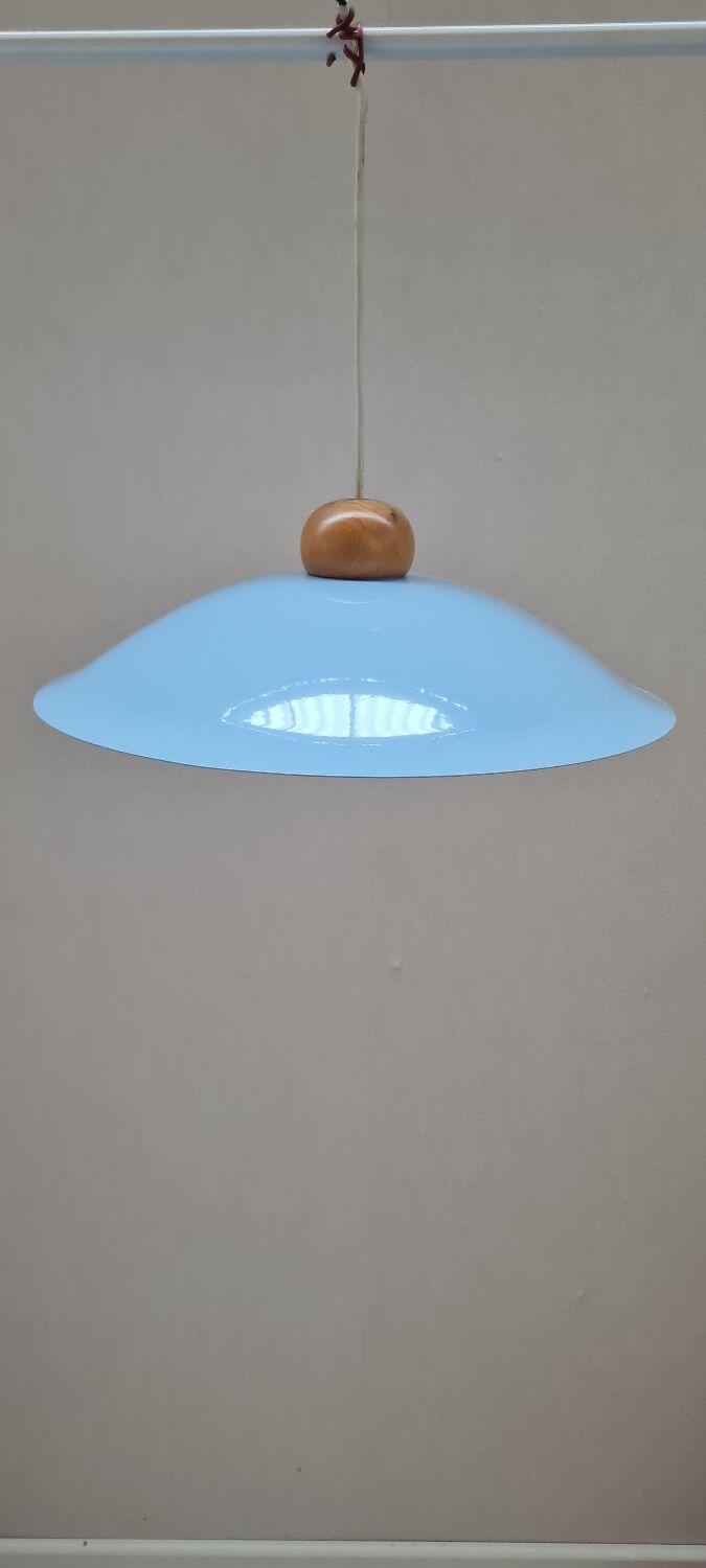 Suspension in enamelled sheet metal and wood