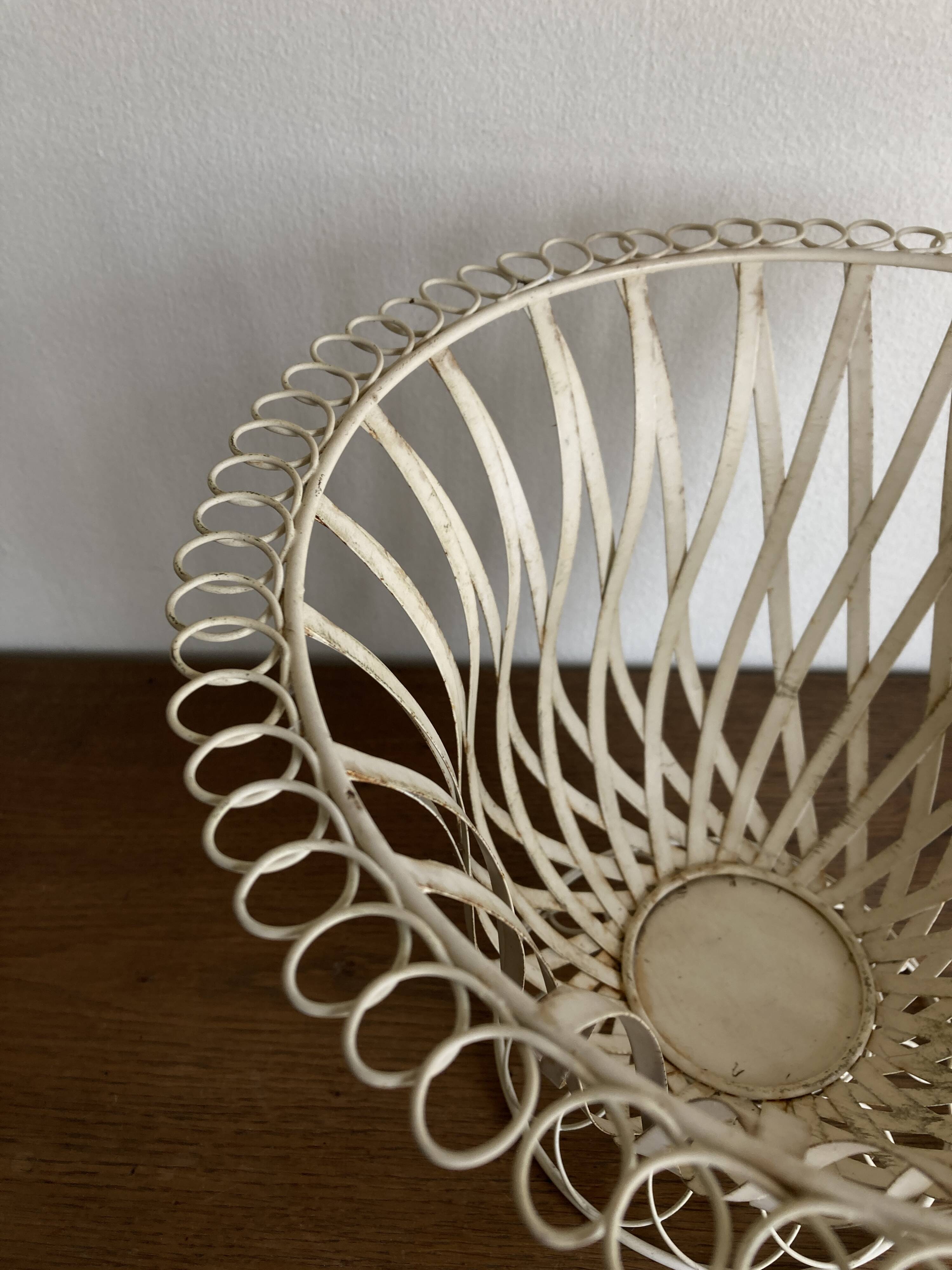 XXL Neoclassical Medici-style plant pot in ivory sheet metal