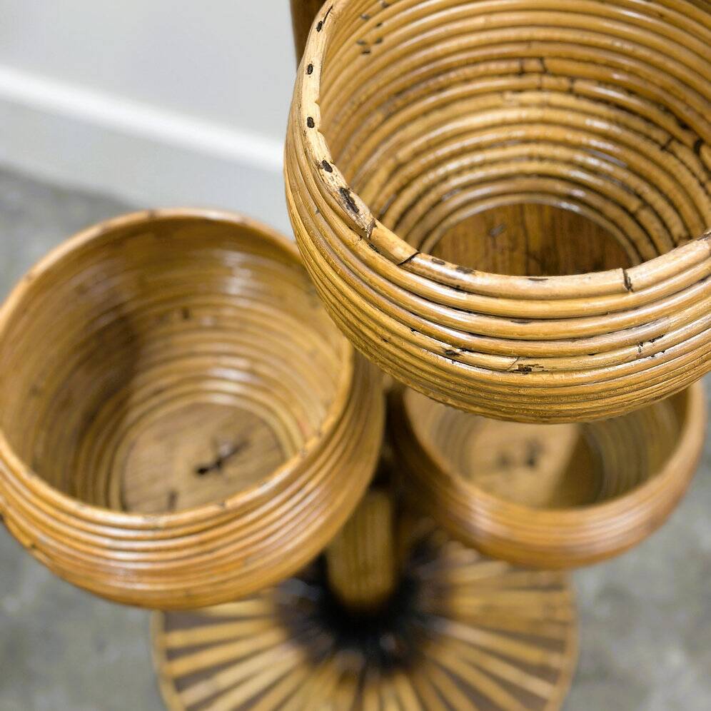 Support à plantes italien en bambou à plusieurs niveaux des années 1960, avec cinq coupes sculpturales.