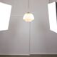 Suspension italienne vintage en verre opalin et laiton