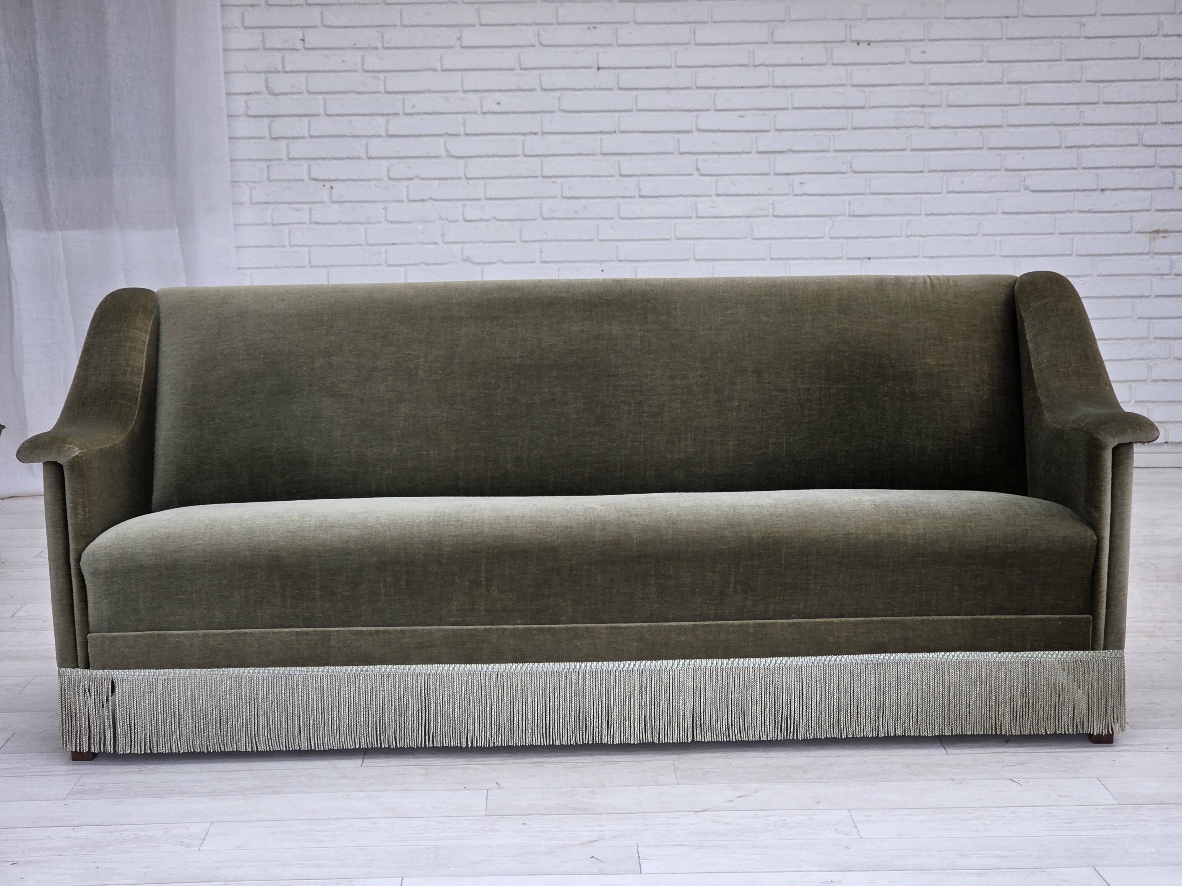 Canapé 3 places danois des années 1970, velours vert, bois de hêtre.