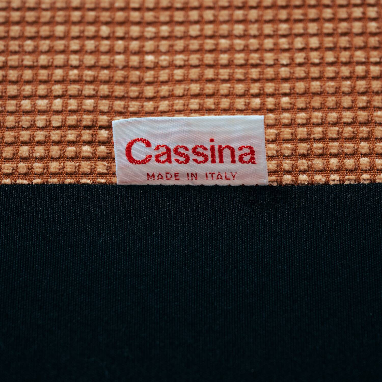 Sofa Maralunga Cassina Portovenere Vico Magistretti en pêche saumon.