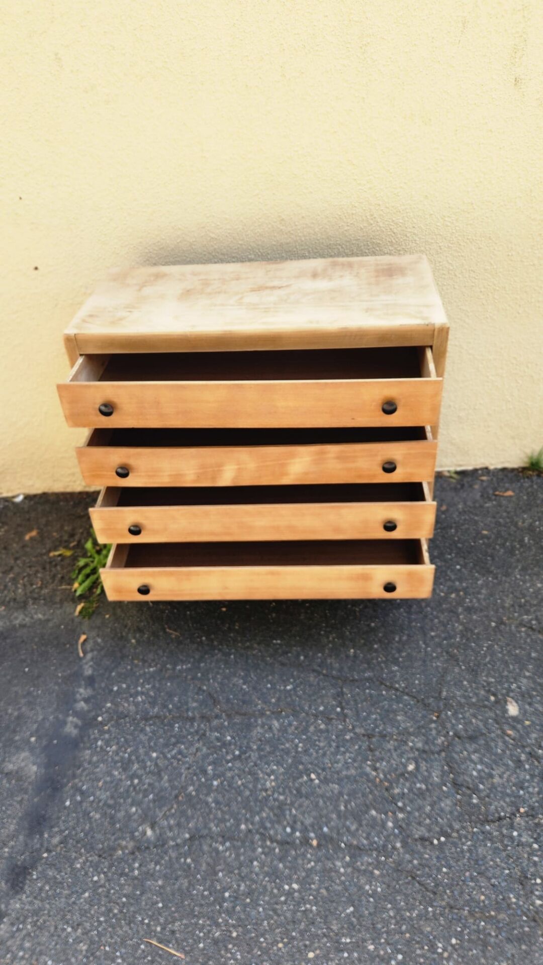 Very pretty stripped and sanded vintage chest of drawers with 4 drawers from the 1960s-1970s.