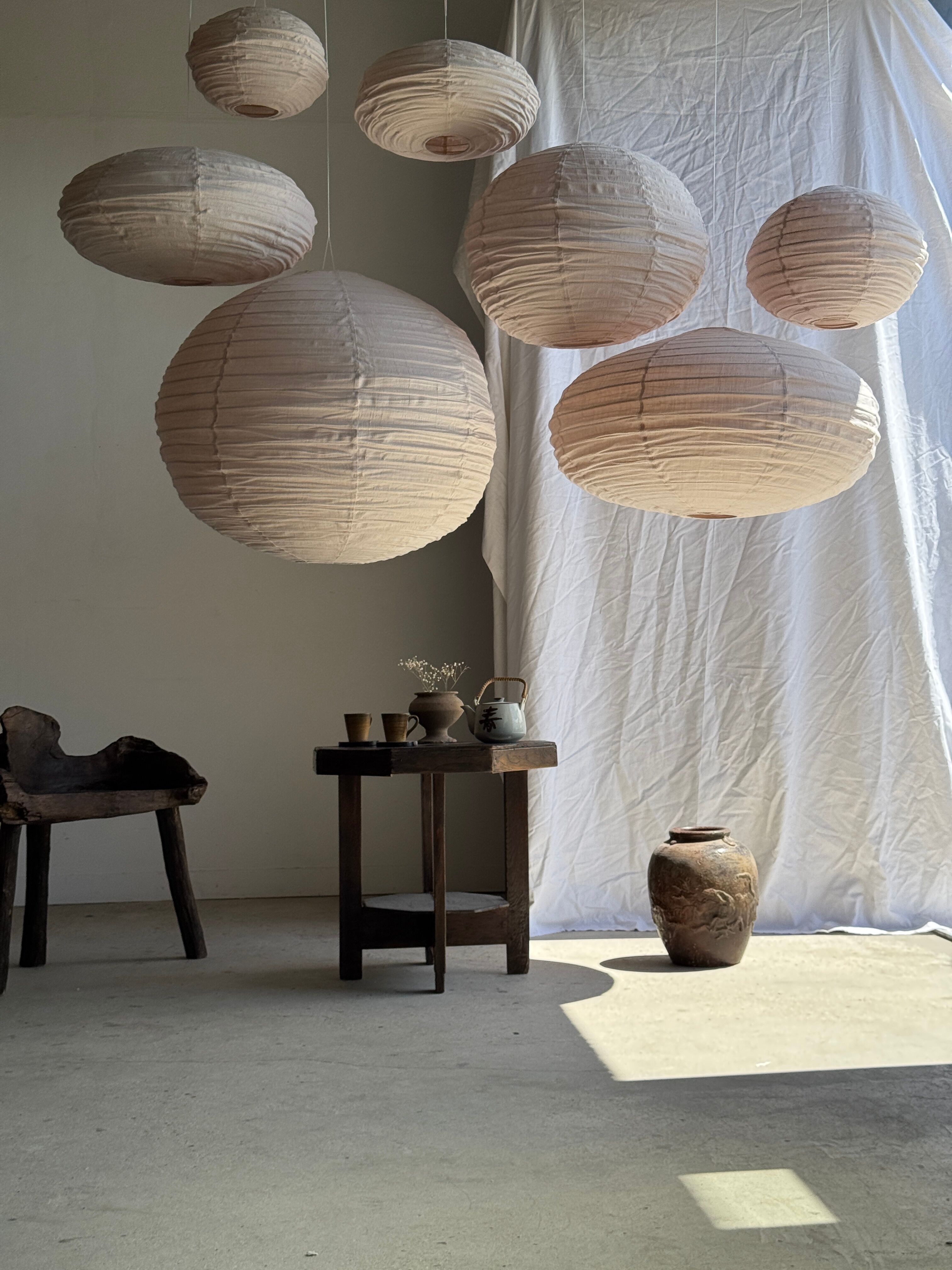 Grande suspension en rotin et lin naturel japonisante ovale aplatie rosée