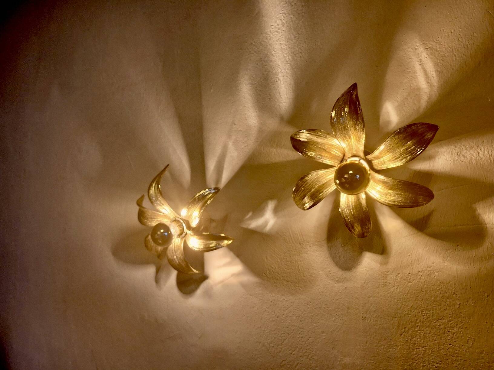 Paire de lampes murales ou de plafond en laiton massif à forme organique, années 1970