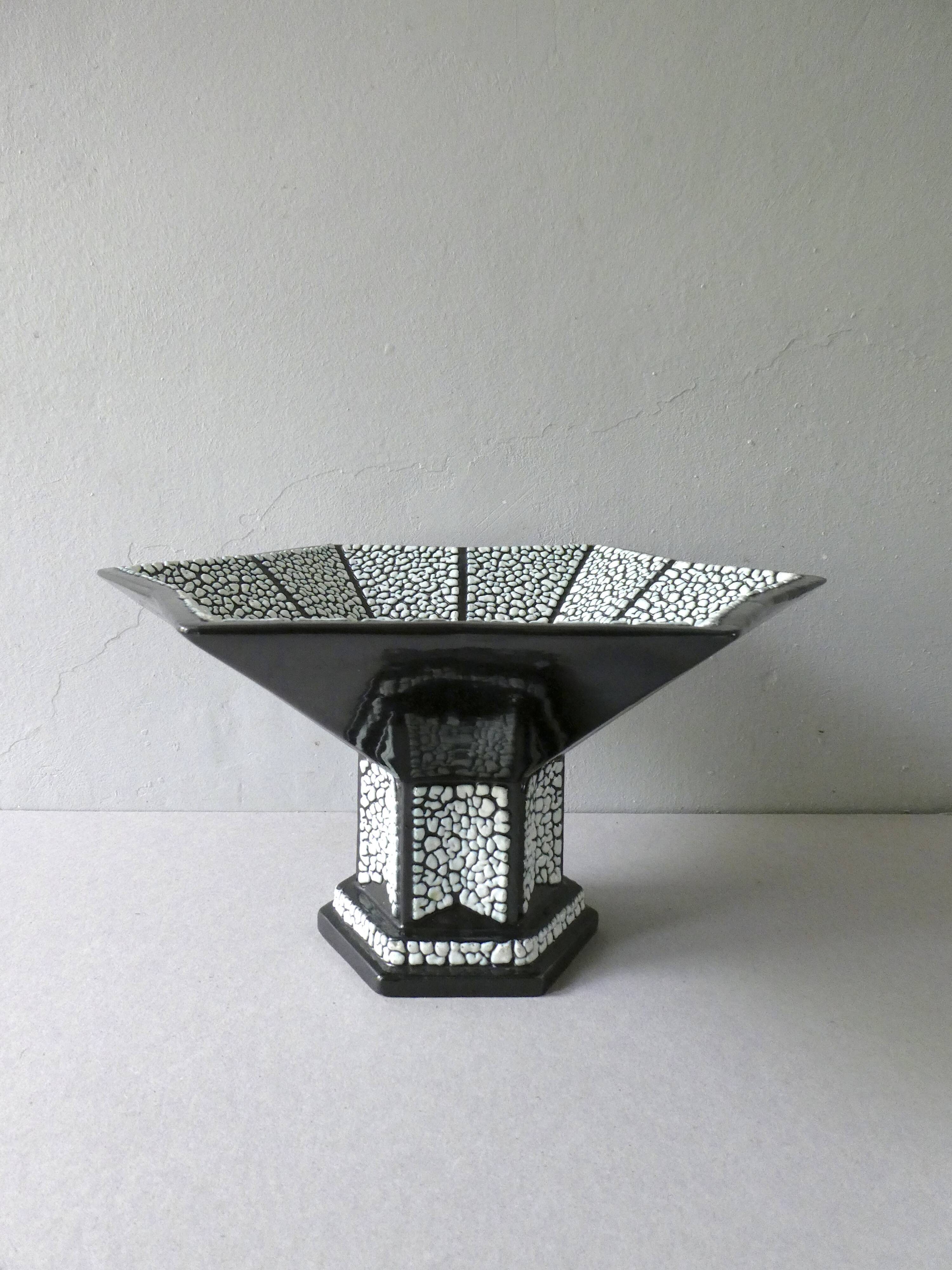 Coupe Art Deco en céramique noire et crispée, France, Saint Clément