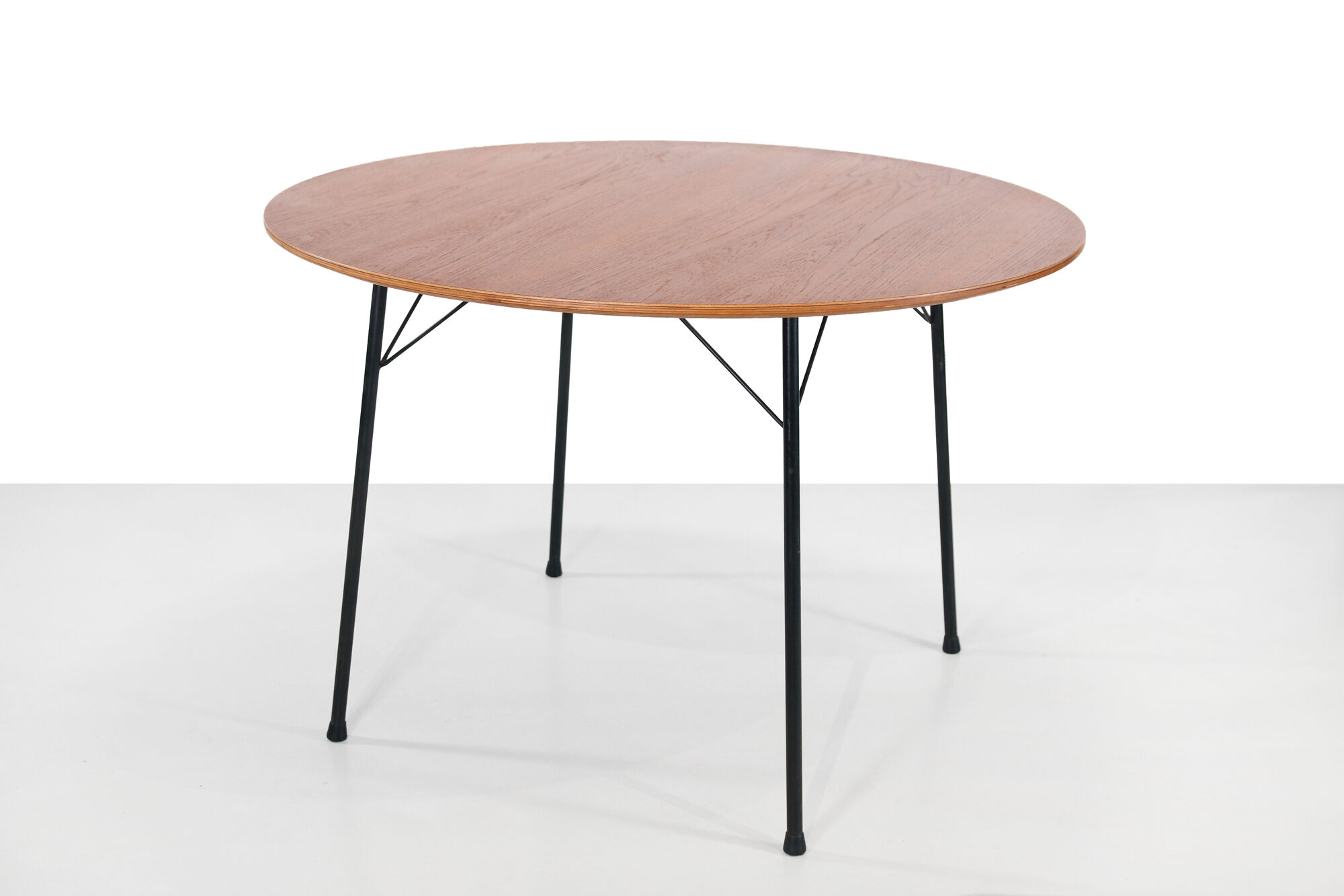 Round teak dining table by Arne Jacobsen model 3600 by Fritz Hansen for Pastoe