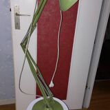 lampe architecte vintage, articulée sur socle en métal peint vert "kaki"