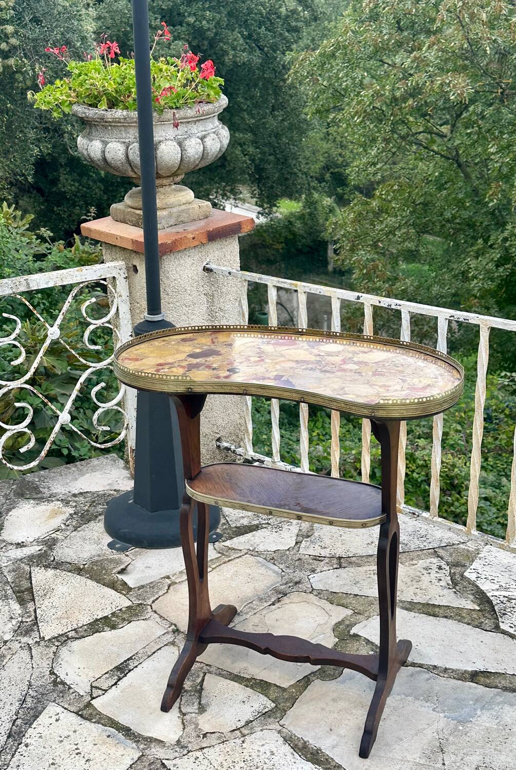 Small Louis XVI style kidney-shaped mahogany pedestal table