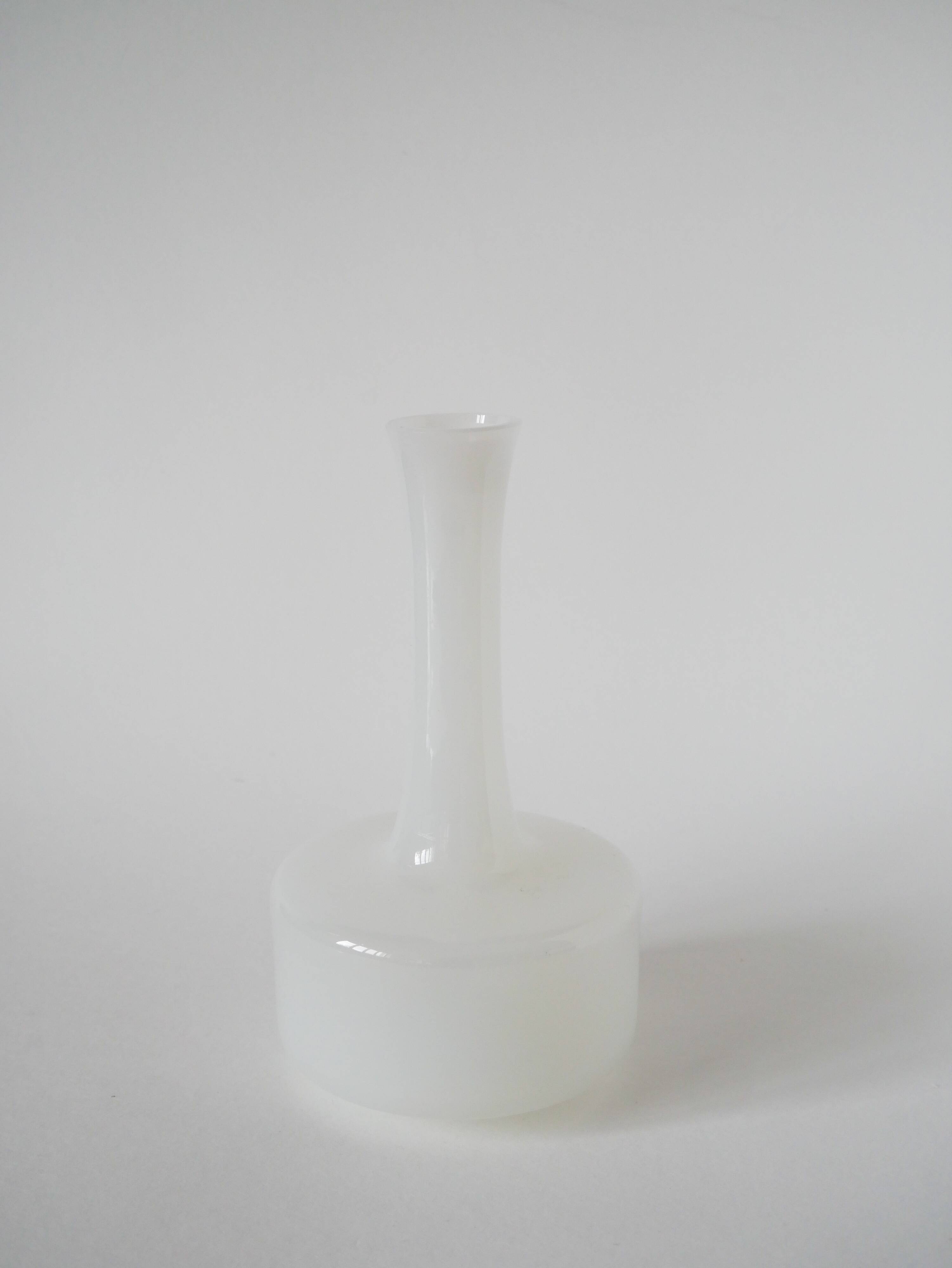 Vase en opaline blanc graphique, 1960, 20 X 11 cm