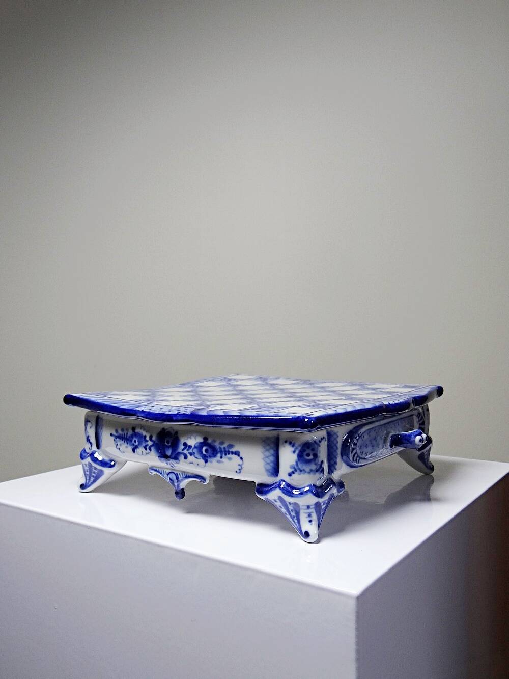 Rare et unique échiquier de voyage en porcelaine de Gzhel signé Yuri Garanin
