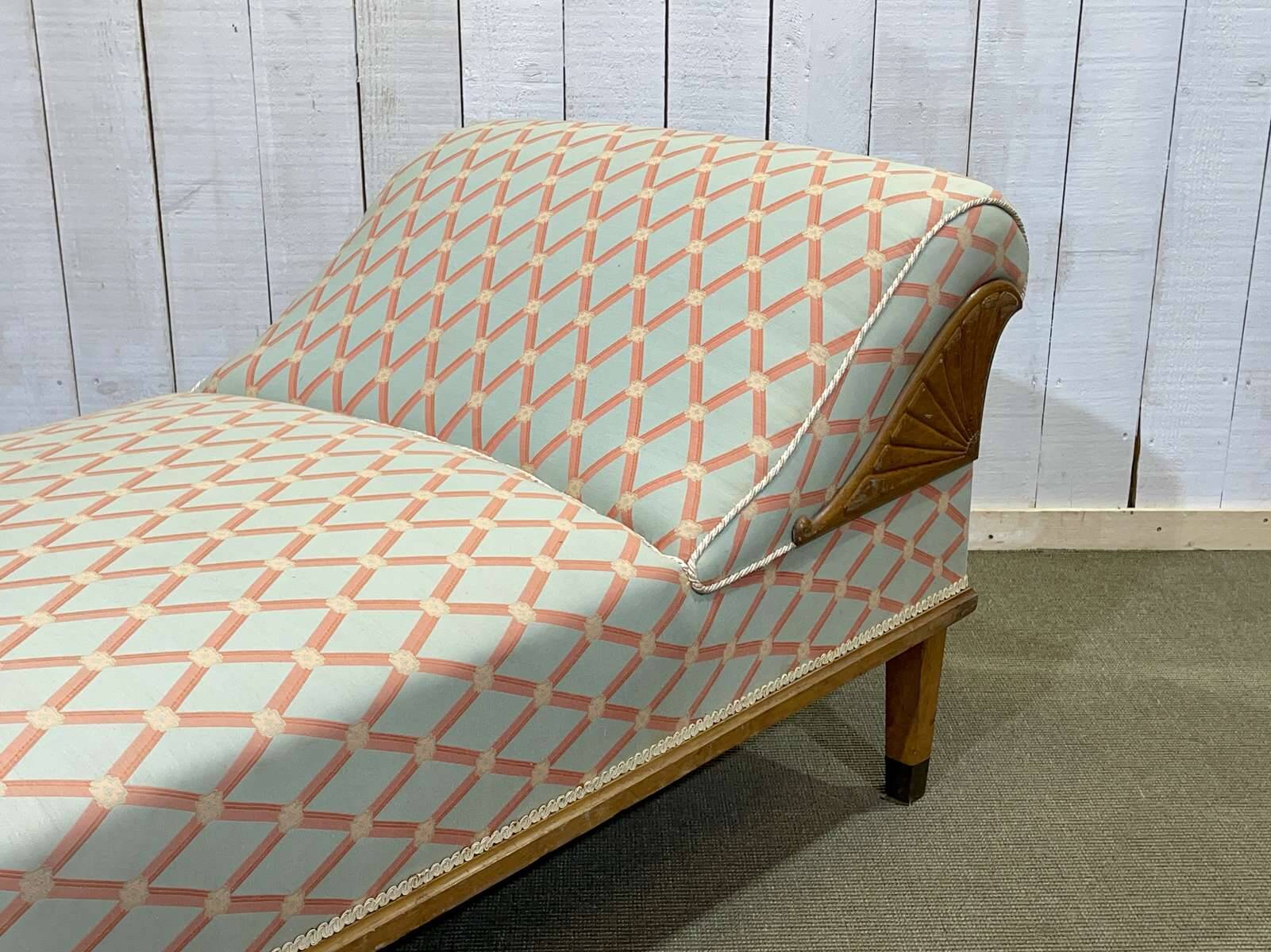 Lit de repos anglais début XXème en chêne, quelques tâches sur le tissu