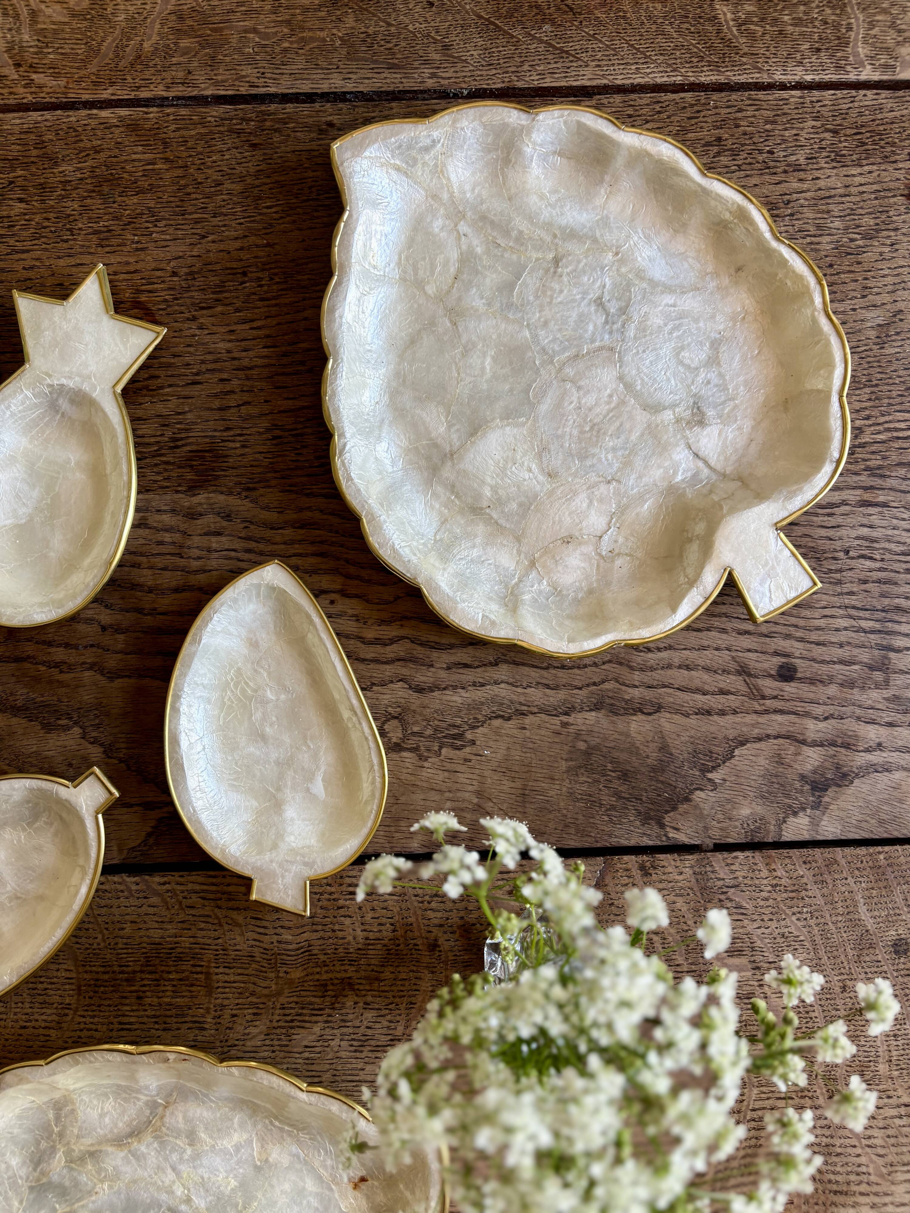 Lot de plats vintage en nacre et laiton