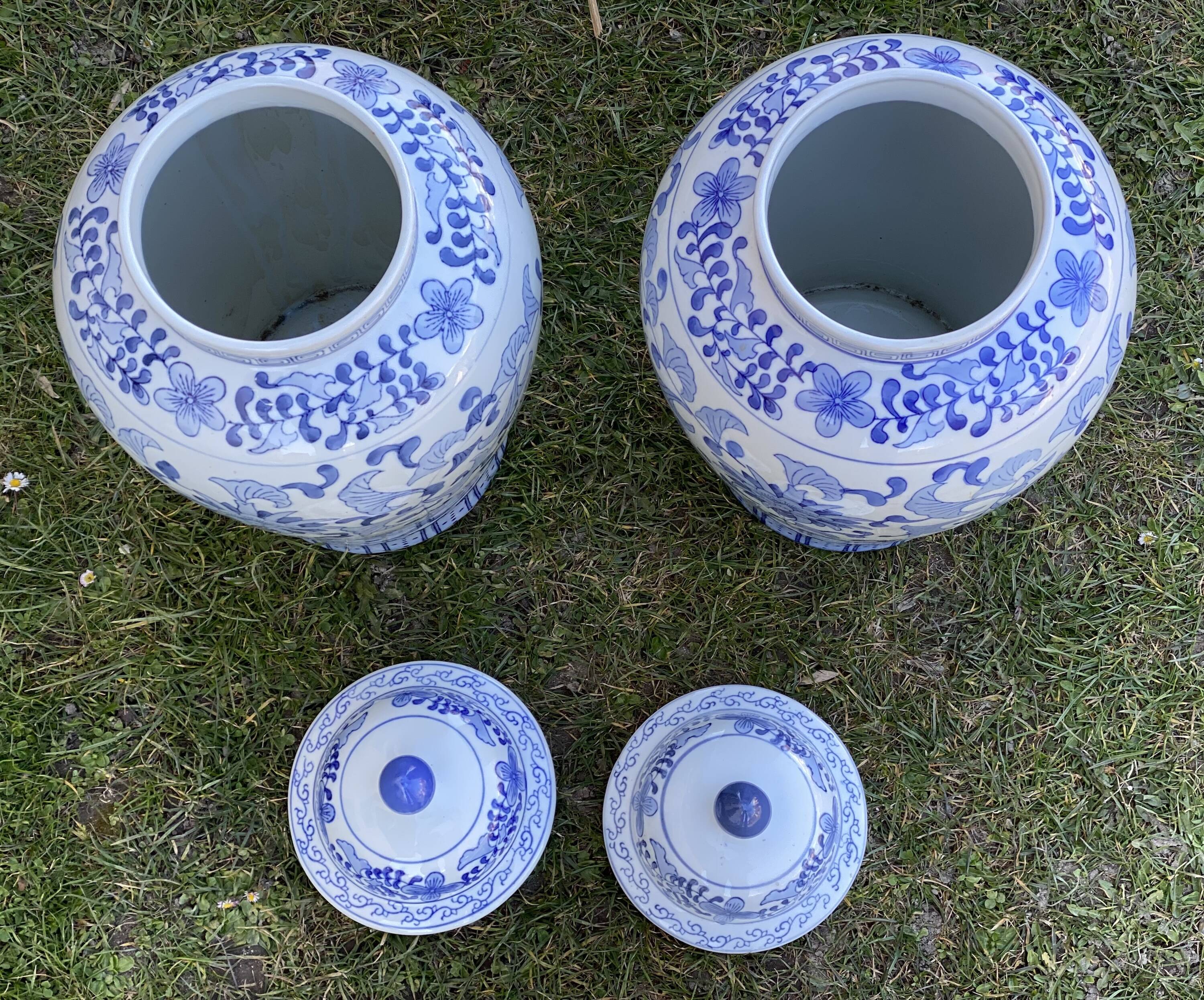 Pair of large vintage Chinese ceramic vases from the 1980s, oriental potiches.