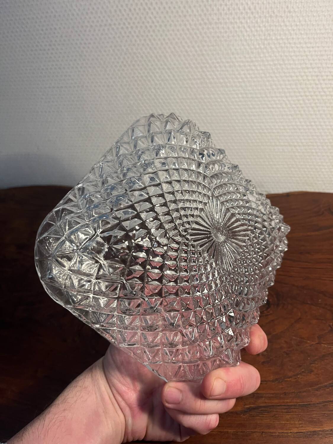 Plafonnier année 1970 en verre strié ciselé