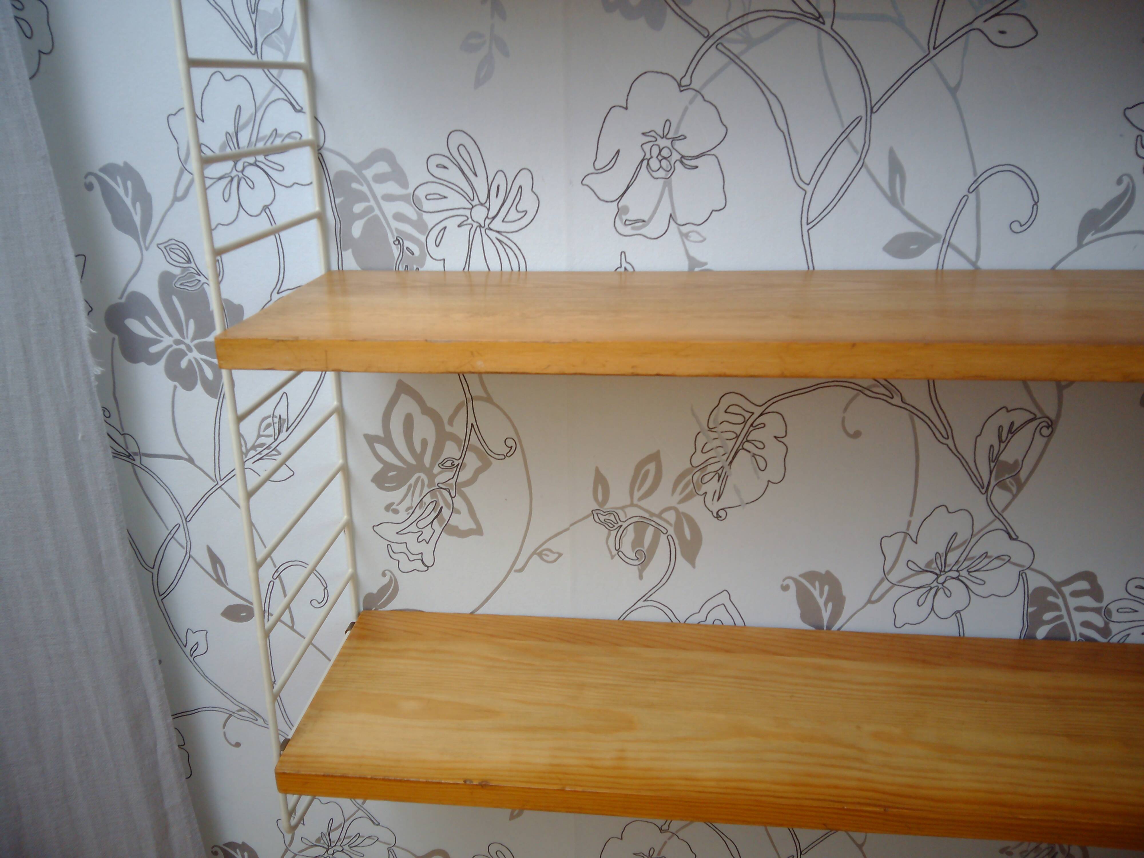 String shelves in pine. Nisse Strinning for BFB-Hyllan, Stockholm.