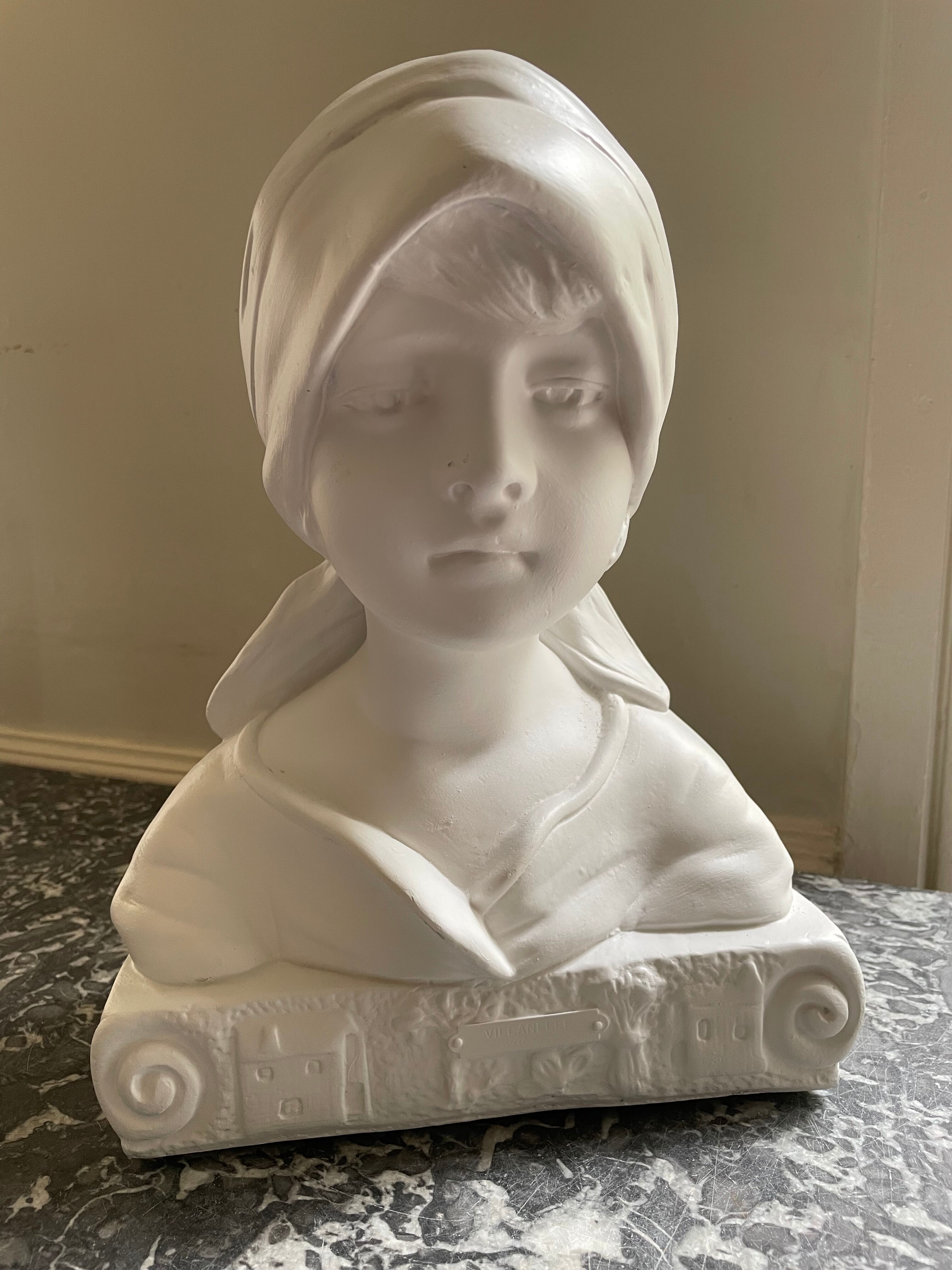Buste de jeune fille en plâtre