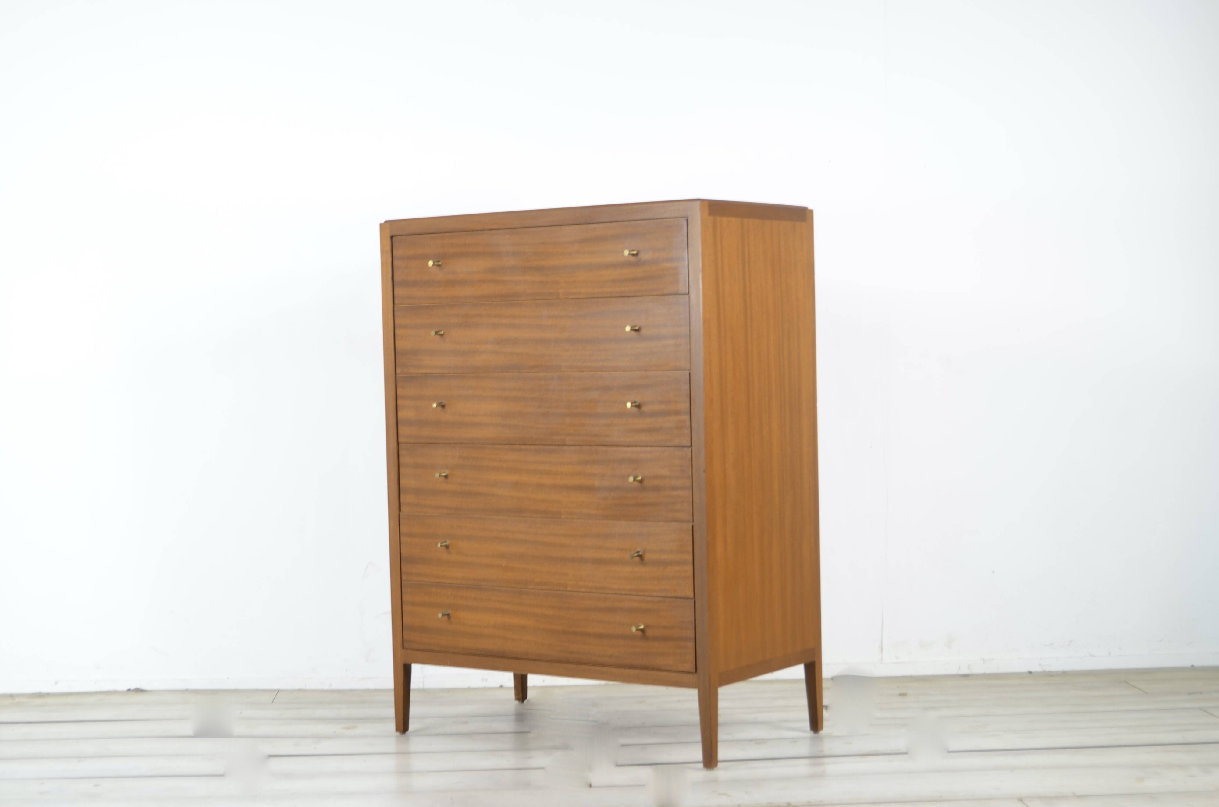 Commode / Tallboy vintage du milieu du siècle « Heal » en noyer. Style moderne/danois.
