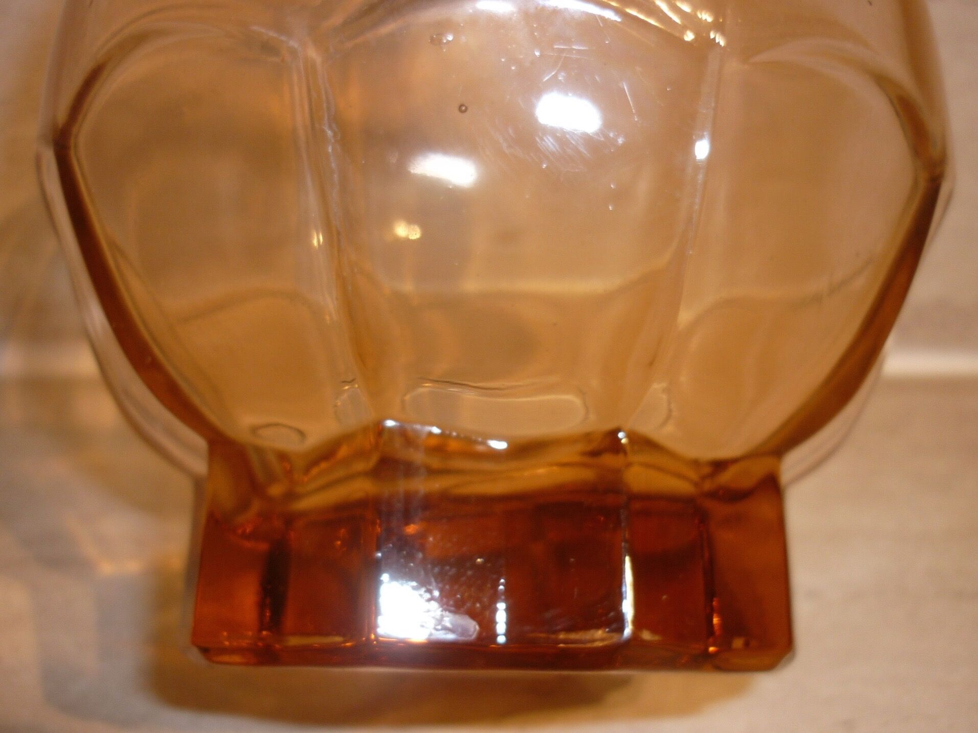 Carafe art-deco pink molded glass