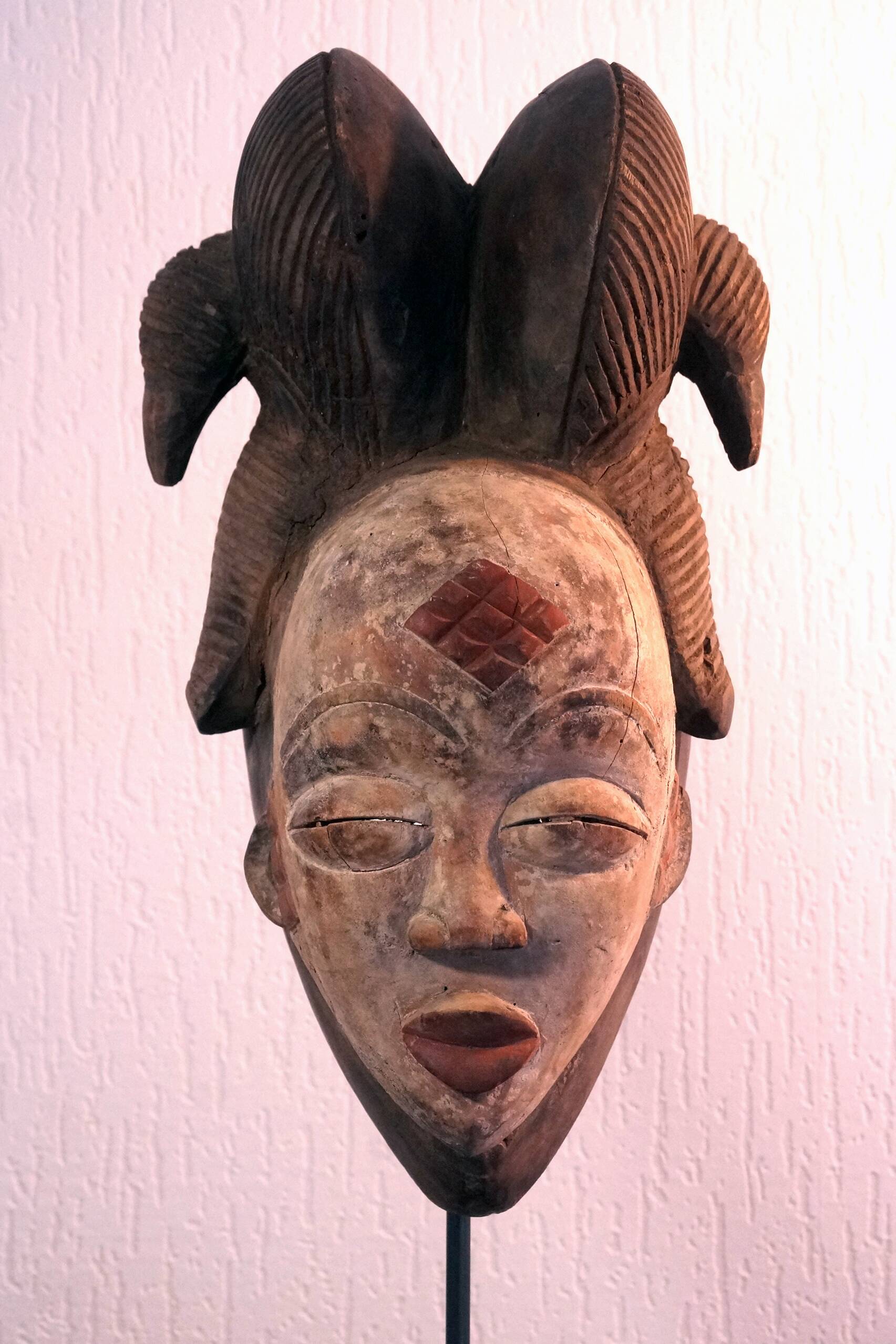 Punu mask on a base