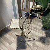 Cendrier sur pieds doré  en fer forgé avec porte-revue et tablette marbrée