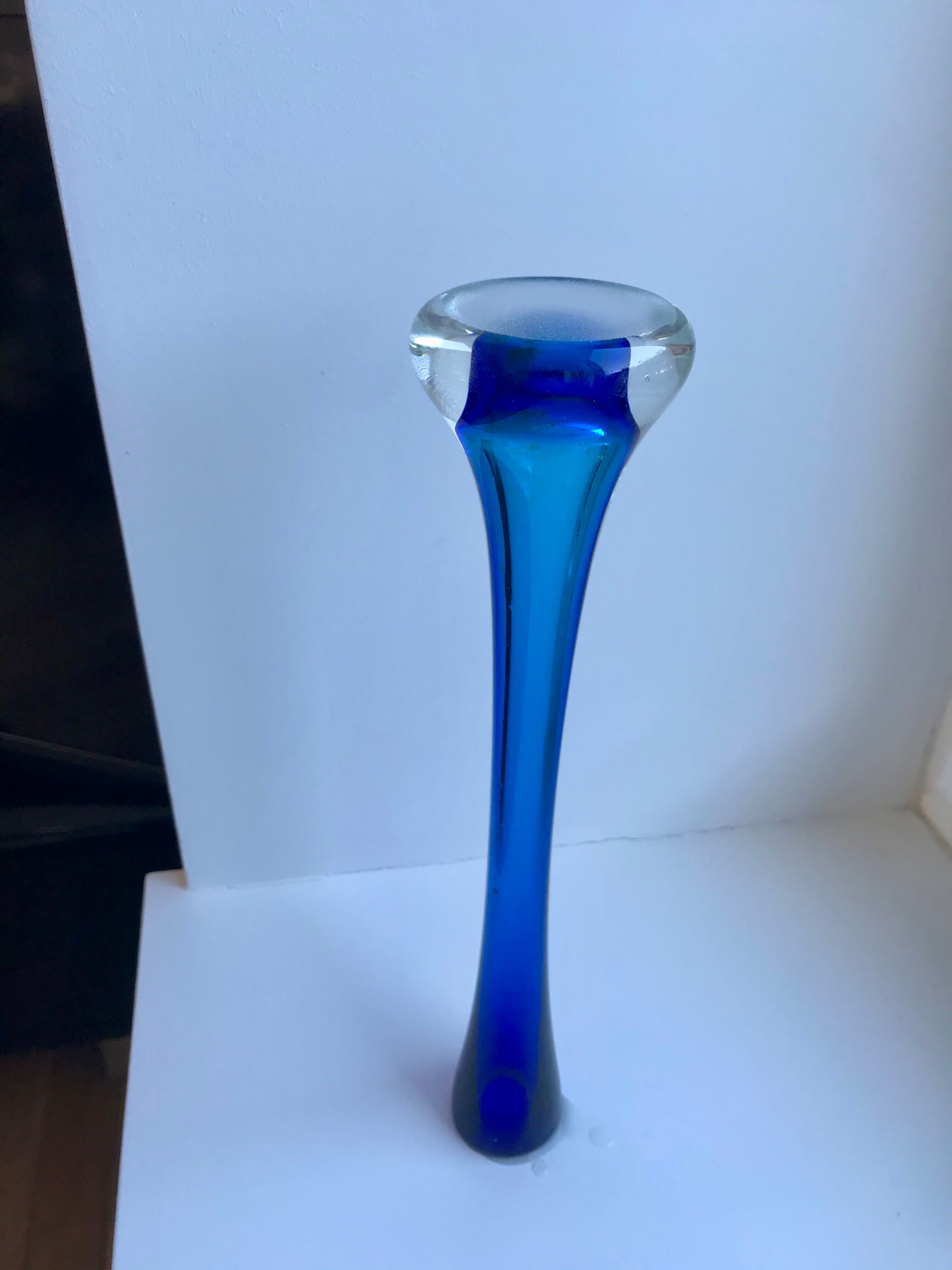 Vase soliflore en verre bleu roi années 70