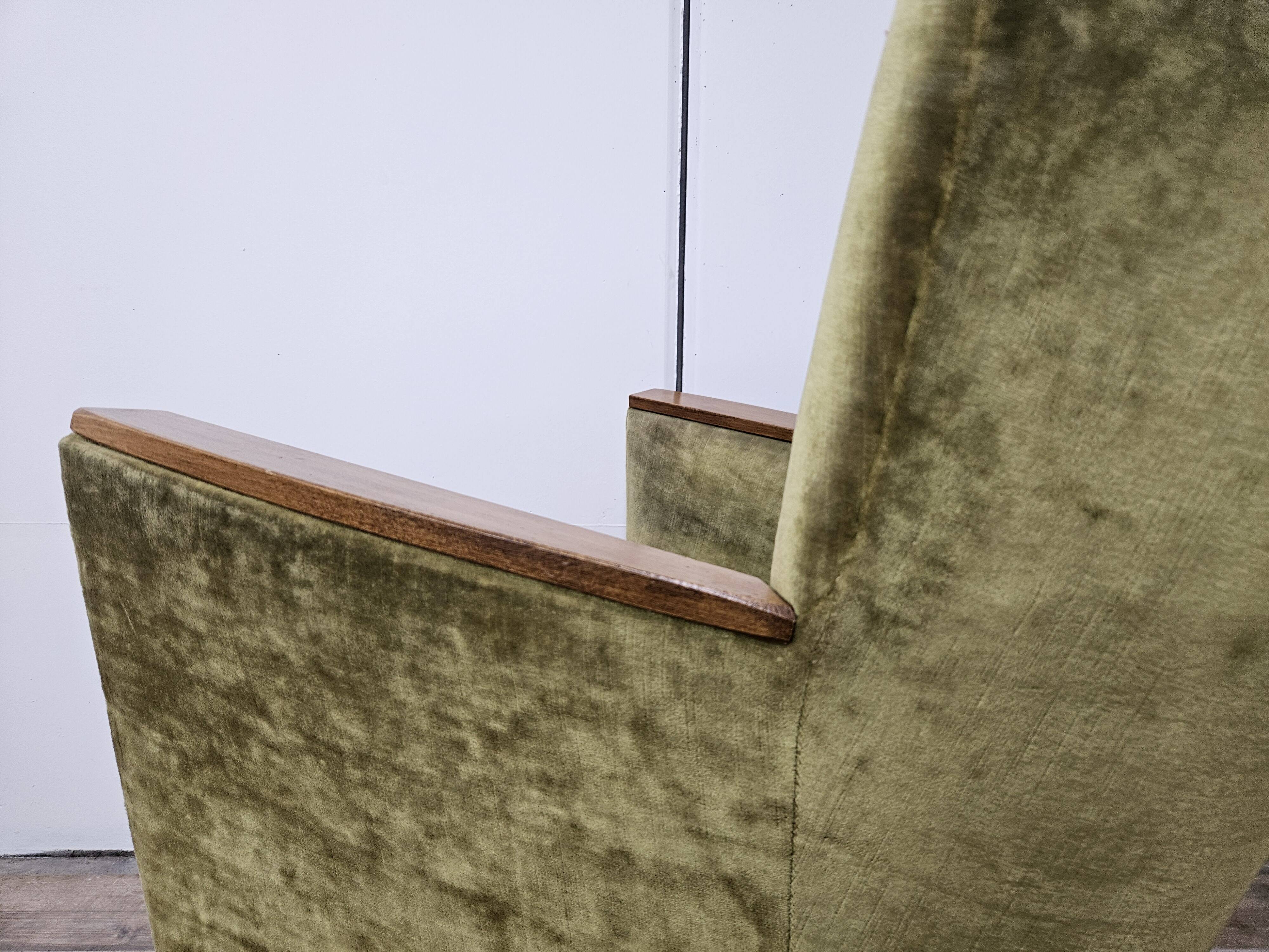 Deux fauteuils cocktail en tissu vert des années 1950 à roulettes