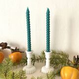 Paire de petits bougeoirs en opaline blanche