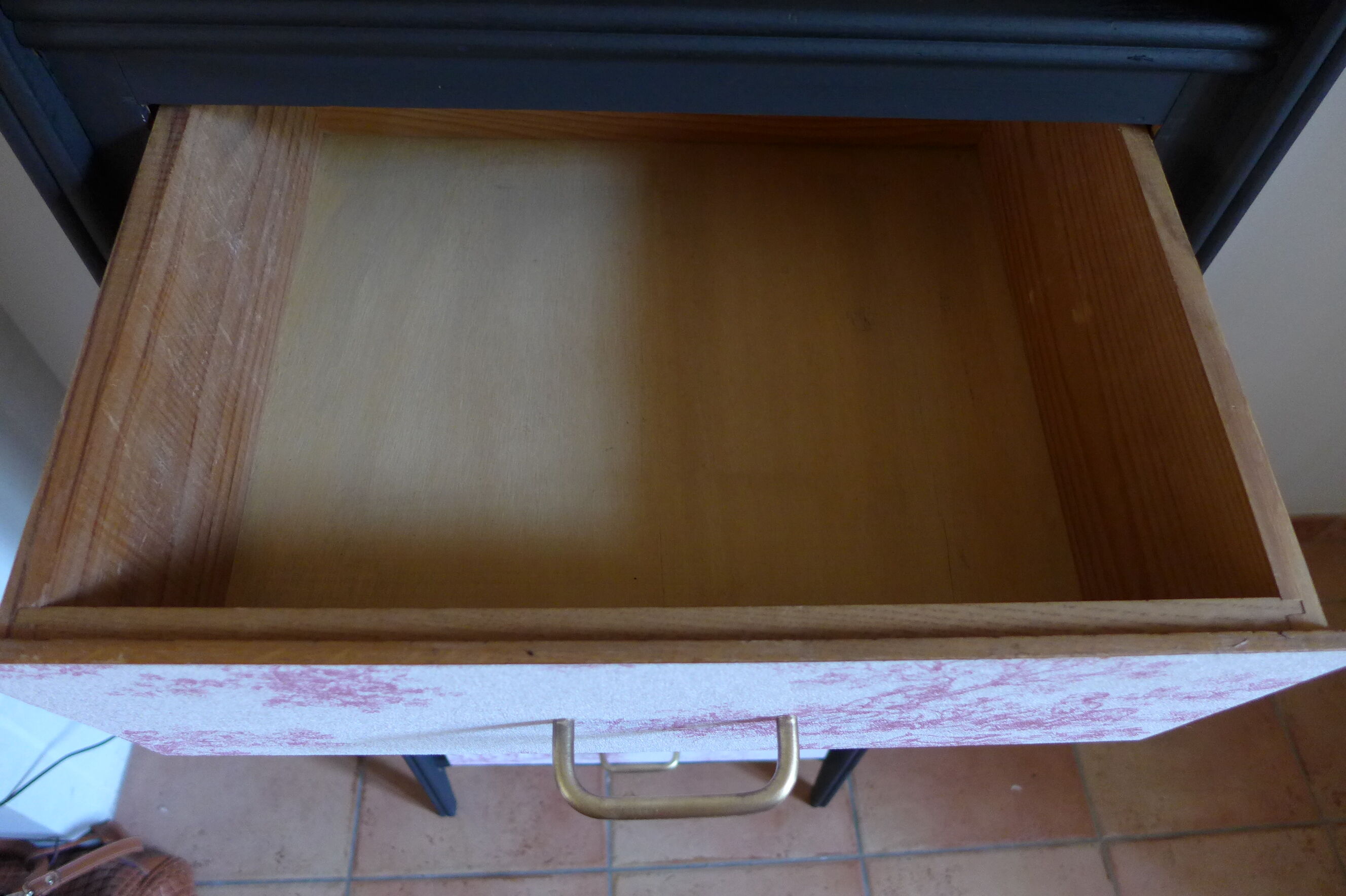 Chest of drawers in black and toile de Jouy