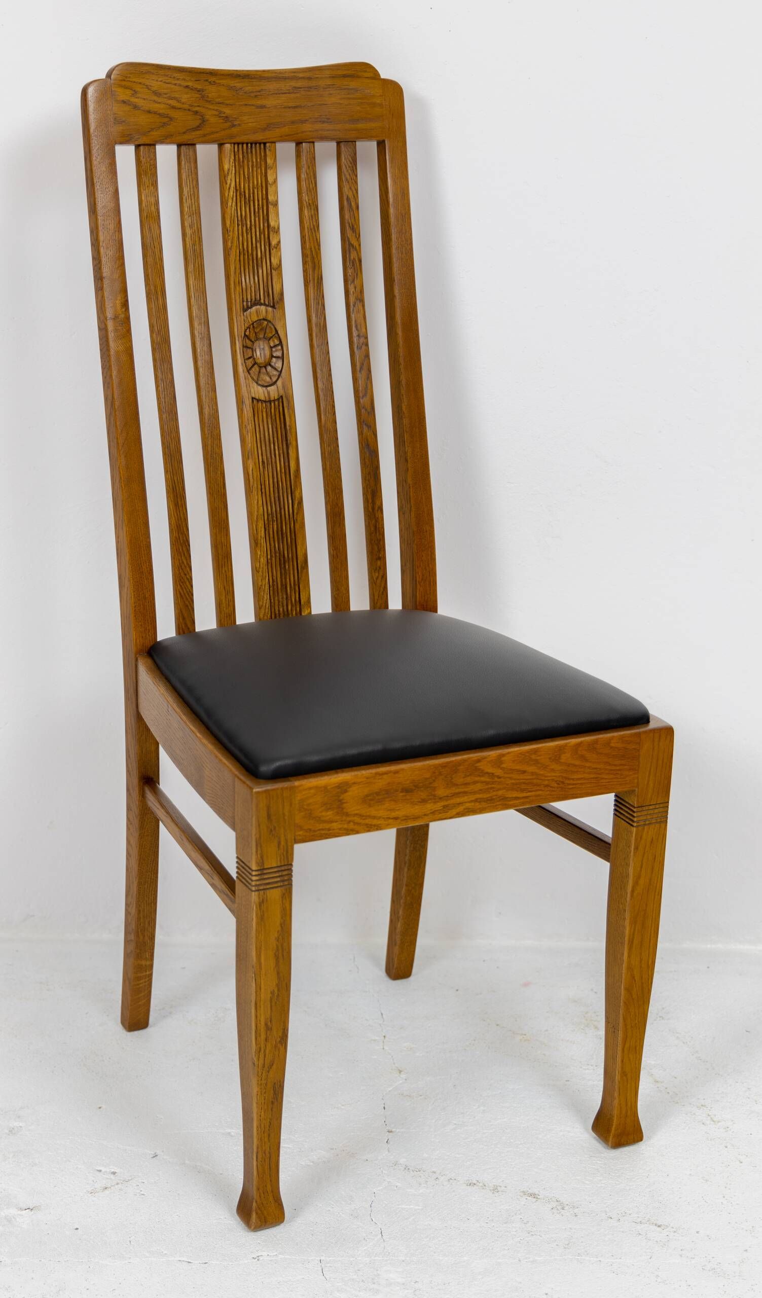 Set of 6 Art Nouveau chairs and armchairs in oak and leather.